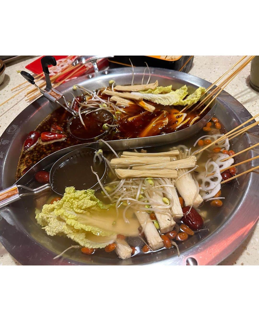 ダラ さんのインスタグラム写真 - (ダラ Instagram)「My 1st meal in Taipei 🍲🥢😋hot pot 🌶️🔥」11月29日 23時48分 - daraxxi