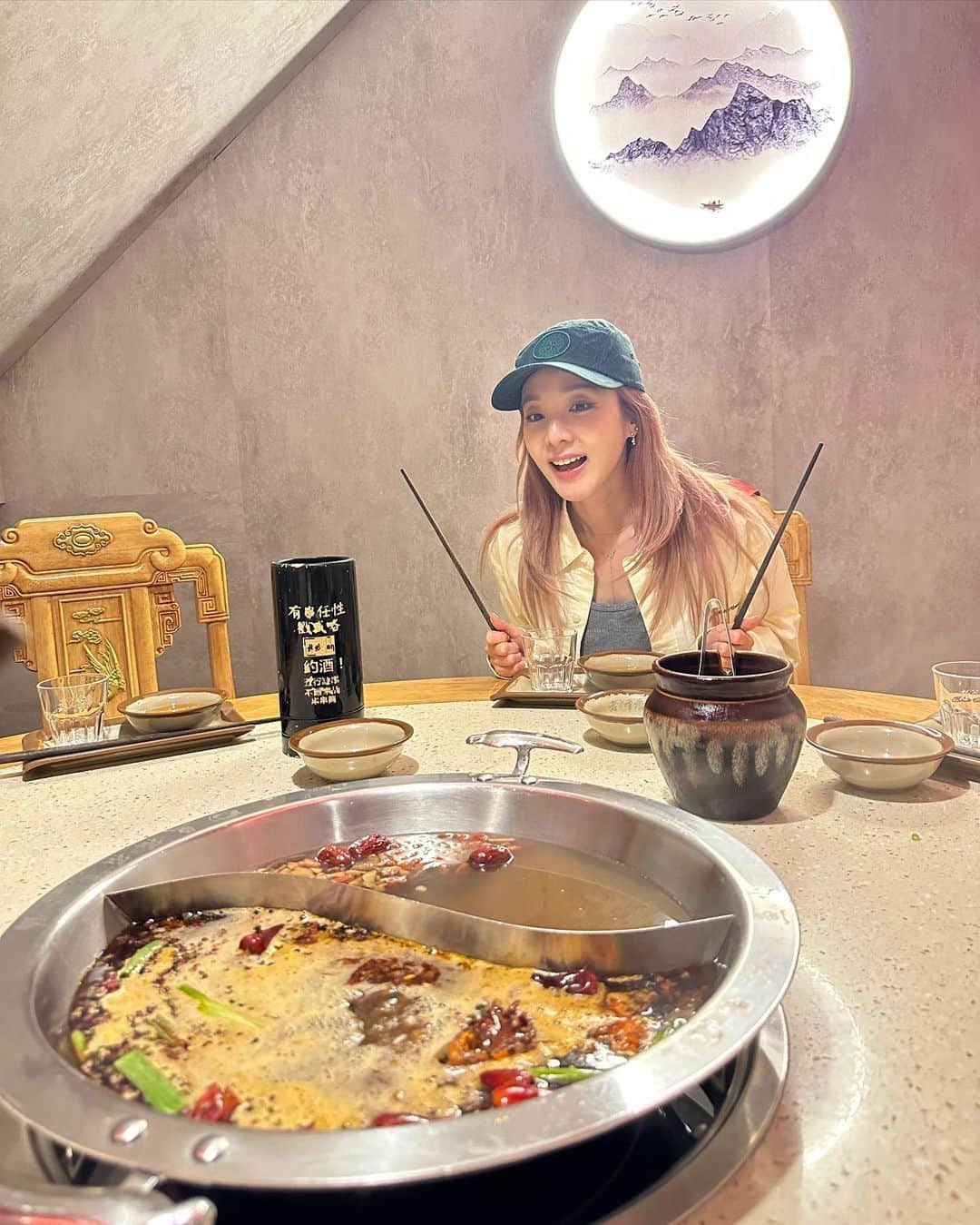 ダラ さんのインスタグラム写真 - (ダラ Instagram)「My 1st meal in Taipei 🍲🥢😋hot pot 🌶️🔥」11月29日 23時48分 - daraxxi