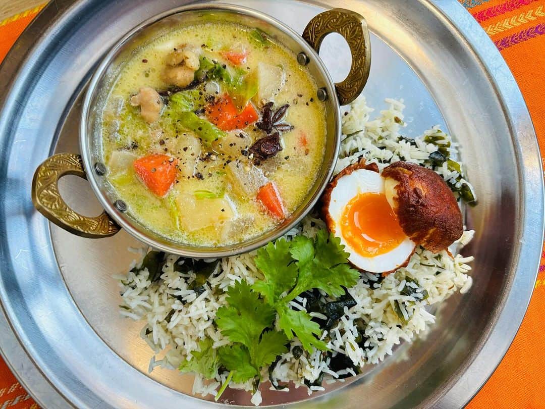 一条もんこのインスタグラム：「来月のレッスンはイストゥ（インドのシチュー）。 と、わかめのプラオ（炊き込みご飯）と卵のパコラ（インドの天ぷら）にしましたん😍クリスマス感意識したけどあまり反映されてない笑  #料理教室#SpiceLife#渋谷#カレー教室#イストゥ#インド料理#卵のパコラ#わかめのプラオ#新メニュー#創作料理#カレー#curry#スパイス#スパイス料理#スパイスカレー#おうちごはん#毎月40回開催#お問い合わせはxからお願いします#キャンセル待ち受付中#現在満席です#一条もんこ」