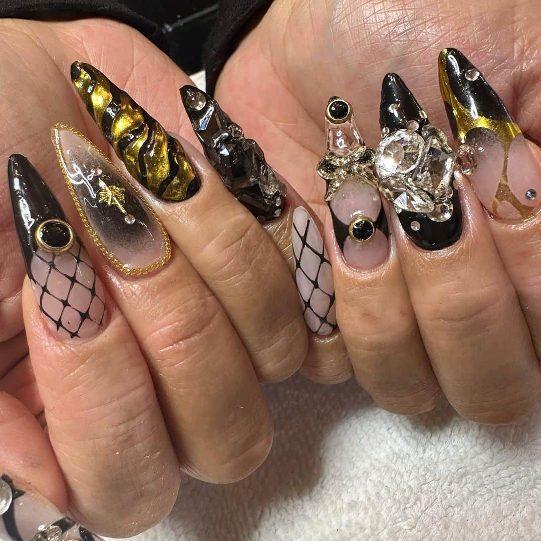 安田直美のインスタグラム：「Black & gold set 🖤🏆💅🏽  🖤 @missdominiquel 🖤」