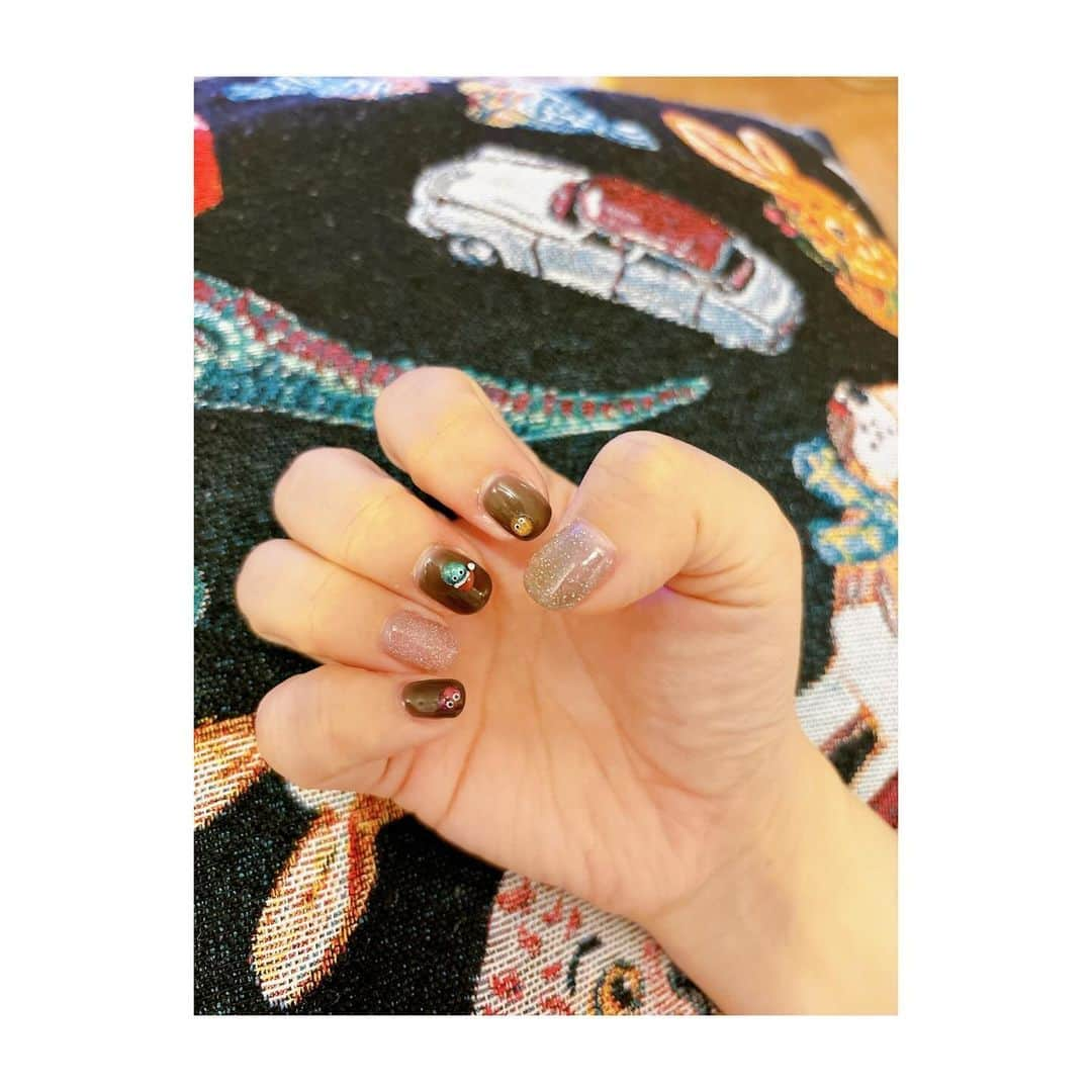 牧野由依のインスタグラム：「右手と左手に癒される日々。 @atelier_metime_natsuko さん最高です🐸  #nailart #隠れミッキーを探せ #目が合うと笑う #もしかしてサンタさんですか #もしかしてトナカイかも」