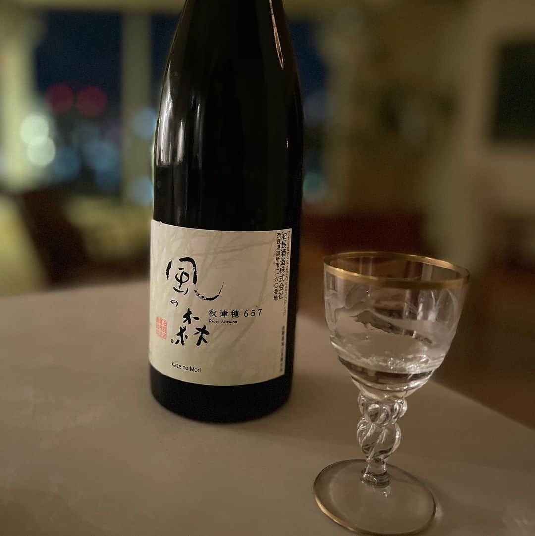 行正り香のインスタグラム：「寝酒の一杯、日本酒「風の森」。美味しいわあ！#行正り香 #rikayukimasa @kazenomori1719 #風の森 #japanesesake」