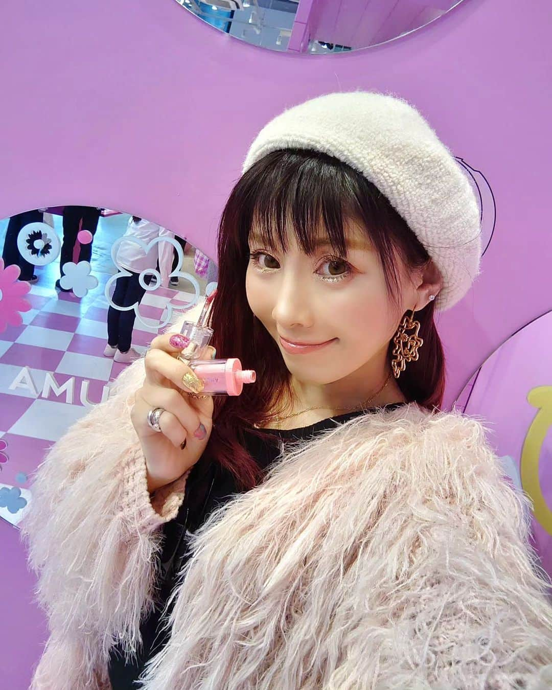 丹遥ニナさんのインスタグラム写真 - (丹遥ニナInstagram)「AMUSE @amuse.jp 日本限定色可愛すぎ💄 渋谷で開催された【韓国コスメAMUSEローンチイベント】にご招待頂き、遊びに行ってきた🩷💓💕 ・ ・ ピンク1色で、韓国っぽい空間で可愛かった❕日本限定色の 「TOKYO CHERRY」と「SAKURA JELLY」もGET⤴️🍭🧡 ・ ・ 特にジェルフィットティントの桜ジェリーの色が可愛すぎて、付けてみたらうるうる、ツヤツヤ、しかも12時間キープ出来る❣️🍒🥰 ・ ・ 見てみて、AMUSEのパッケージも可愛くて、自分でデコるするのも流行ってる！めちゃくちゃ集めたくなる🎉💋🍬 ・ ・ 👑〝AMUSE〟とは …? IVEウォニョンを今季のモデルに抜擢し注目度の高いブランドです。韓国国内だけでなく中国、東南アジアなど海外マーケットからも熱い支持を得ています。 日本では「楽天市場」および「Qoo10」のリップティント部門で1位を獲得するなど高い人気を誇っています。 ・ ・ #PR #AMUSE #アミューズ #ビーガンメイク #ジェルフィットティント ・ ・ ★- - -★- - -★- - -★- - -★- - -★- - -★- - -★- - -★- - -★- - -★ ・ ・ Model @minaninamiji   ❥❦❧ 仕事のご連絡はDMで📩 ❧❦❥  🧡 ファッションショー、作品撮影、商品撮影、動画撮影  🧡PR、インフルエンサー 、アンバサダー、通訳、キャスティング  🧡 丹遥ニナNina手書きかわいいニナキャラクターラインスタンプ 発売❗@ninalinestamp から飛べますよ❣️  🧡 個人撮影(有償) ・ ・ #メイク好き  #美容好き #美容女子 #可愛くなりたい #垢抜けメイク #ロングヘア  #japanesegirl #ティント #ヴィーガンメイク #ヴィーガンコスメ #コスメ購入品 #ビーガン #ビーガンコスメ #韓国コスメ #韓国メイク #韓国コスメレビュー#メイクアップ #makeup #ティントリップ #liptint #リップティント #韓国風メイク」11月29日 14時51分 - minaninamiji