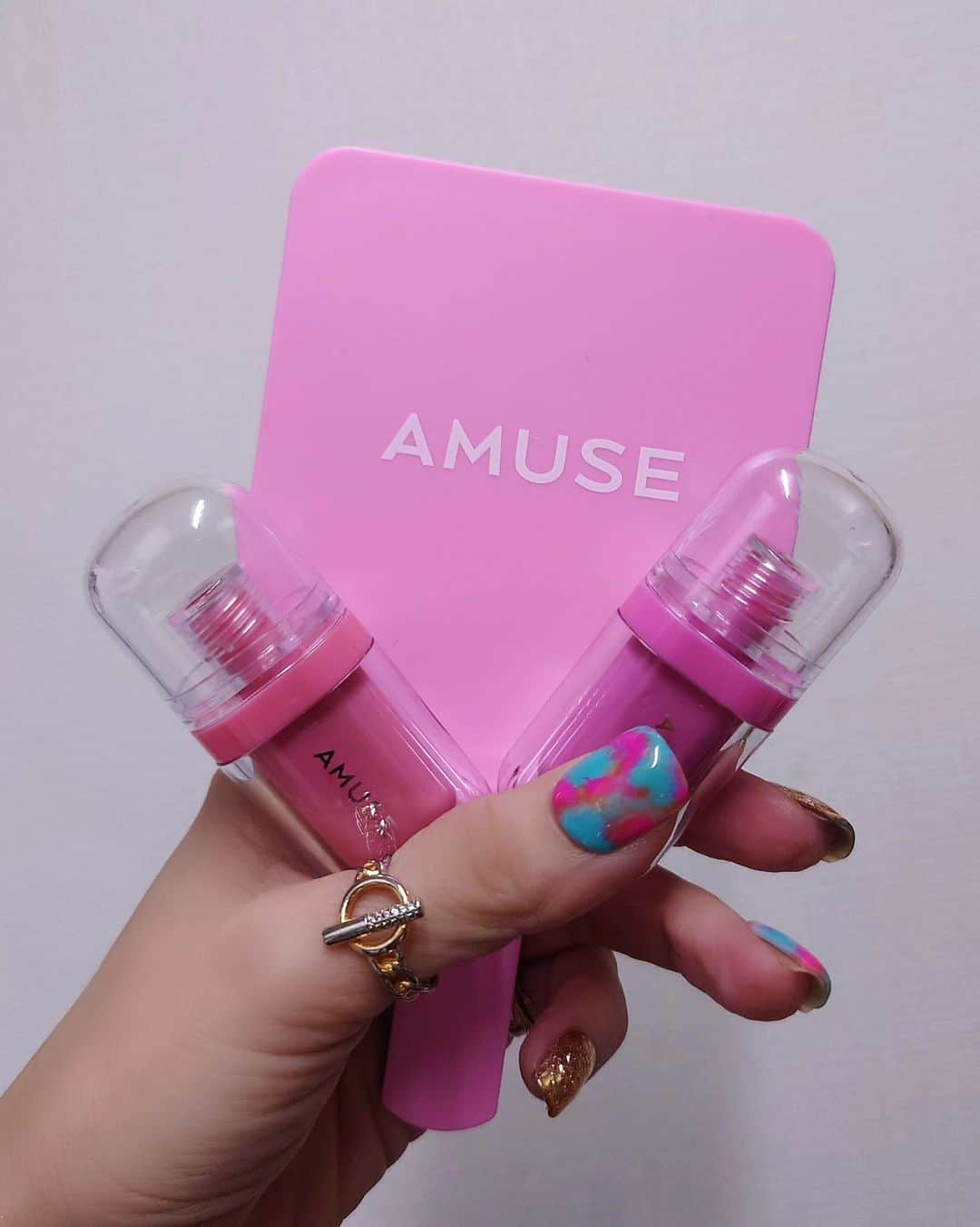 丹遥ニナさんのインスタグラム写真 - (丹遥ニナInstagram)「AMUSE @amuse.jp 日本限定色可愛すぎ💄 渋谷で開催された【韓国コスメAMUSEローンチイベント】にご招待頂き、遊びに行ってきた🩷💓💕 ・ ・ ピンク1色で、韓国っぽい空間で可愛かった❕日本限定色の 「TOKYO CHERRY」と「SAKURA JELLY」もGET⤴️🍭🧡 ・ ・ 特にジェルフィットティントの桜ジェリーの色が可愛すぎて、付けてみたらうるうる、ツヤツヤ、しかも12時間キープ出来る❣️🍒🥰 ・ ・ 見てみて、AMUSEのパッケージも可愛くて、自分でデコるするのも流行ってる！めちゃくちゃ集めたくなる🎉💋🍬 ・ ・ 👑〝AMUSE〟とは …? IVEウォニョンを今季のモデルに抜擢し注目度の高いブランドです。韓国国内だけでなく中国、東南アジアなど海外マーケットからも熱い支持を得ています。 日本では「楽天市場」および「Qoo10」のリップティント部門で1位を獲得するなど高い人気を誇っています。 ・ ・ #PR #AMUSE #アミューズ #ビーガンメイク #ジェルフィットティント ・ ・ ★- - -★- - -★- - -★- - -★- - -★- - -★- - -★- - -★- - -★- - -★ ・ ・ Model @minaninamiji   ❥❦❧ 仕事のご連絡はDMで📩 ❧❦❥  🧡 ファッションショー、作品撮影、商品撮影、動画撮影  🧡PR、インフルエンサー 、アンバサダー、通訳、キャスティング  🧡 丹遥ニナNina手書きかわいいニナキャラクターラインスタンプ 発売❗@ninalinestamp から飛べますよ❣️  🧡 個人撮影(有償) ・ ・ #メイク好き  #美容好き #美容女子 #可愛くなりたい #垢抜けメイク #ロングヘア  #japanesegirl #ティント #ヴィーガンメイク #ヴィーガンコスメ #コスメ購入品 #ビーガン #ビーガンコスメ #韓国コスメ #韓国メイク #韓国コスメレビュー#メイクアップ #makeup #ティントリップ #liptint #リップティント #韓国風メイク」11月29日 14時51分 - minaninamiji