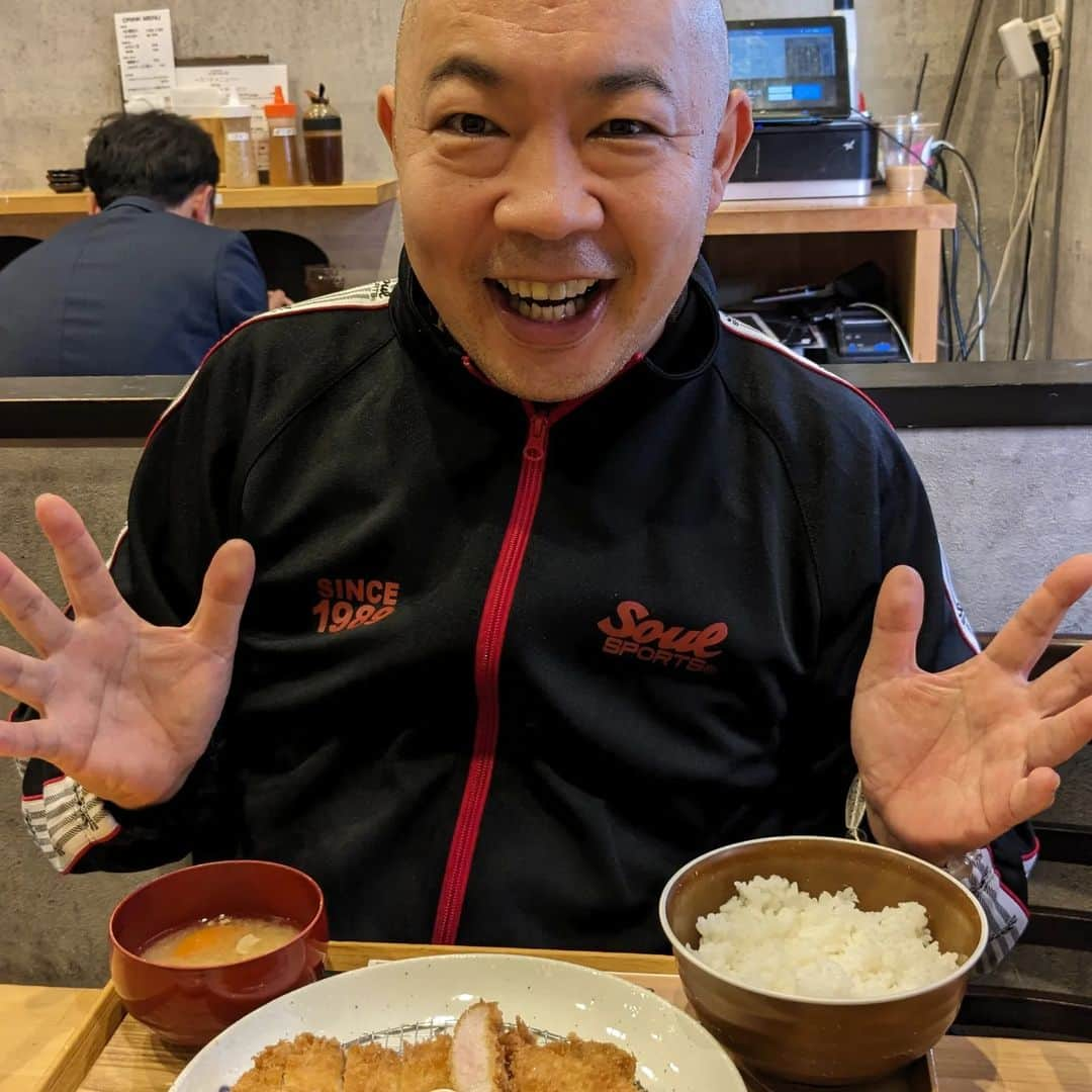 古賀シュウのインスタグラム：「与作ちゃんと久しぶりのランチ✨  年明けに つちやかおりさんの舞台があるらしく 今から やる気にみなぎっています🔥」