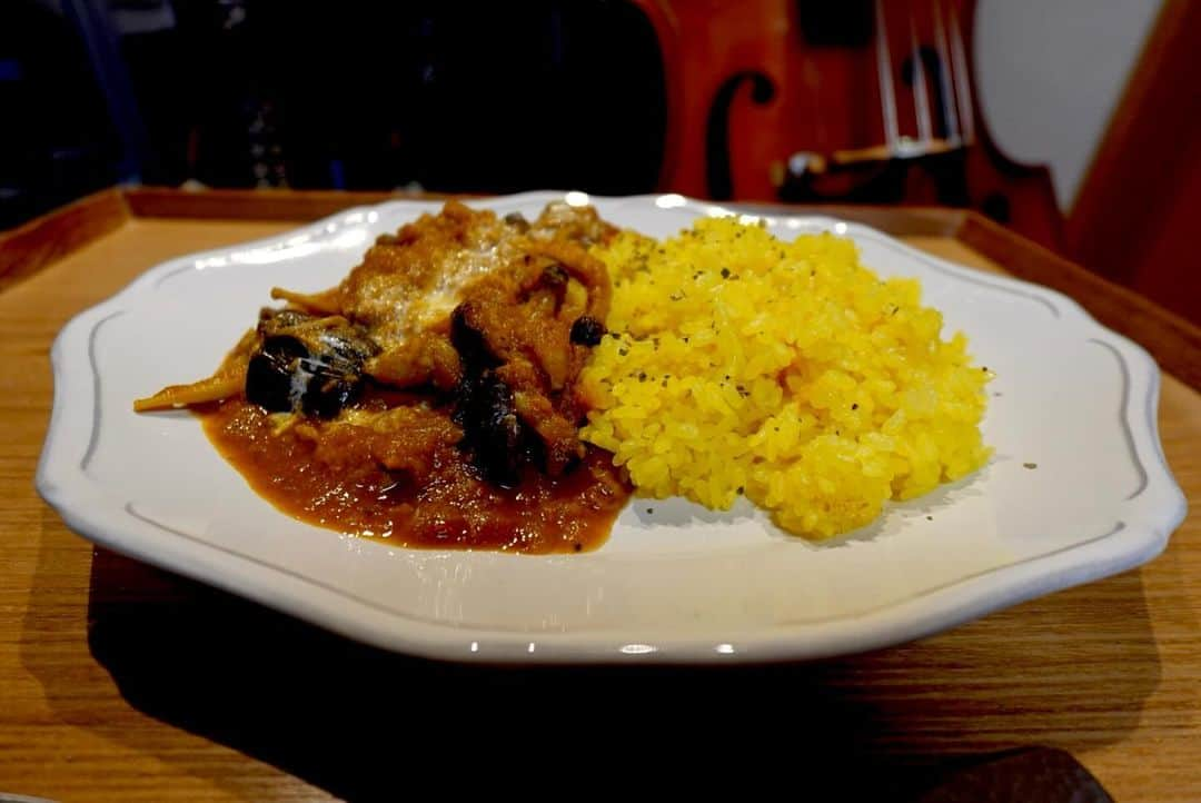 休日課長さんのインスタグラム写真 - (休日課長Instagram)「最近の自作カレー。茄子としめじとチキンのカレー。セロリ、にんじん、コリアンダーをペースト状にしたものが入ってたりなかなか面白い味わいのカレーになりました。ライスはターメリックライス。」11月29日 14時52分 - kyujitsu_kacho