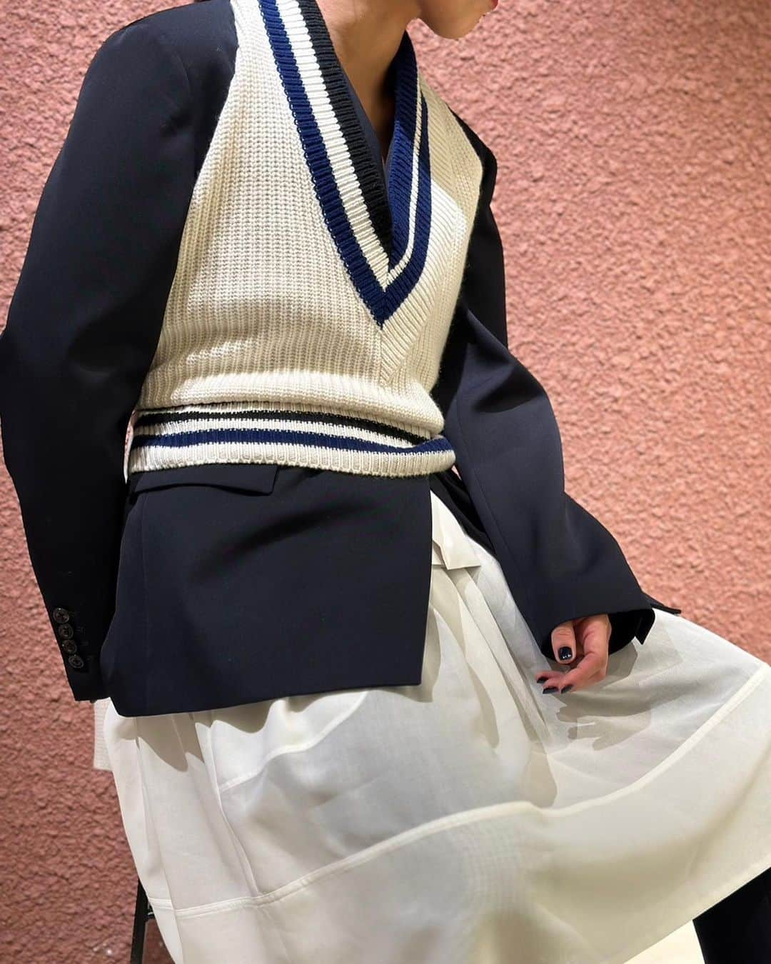 6(ROKU) OFFICIALさんのインスタグラム写真 - (6(ROKU) OFFICIALInstagram)「-  6 cricket halter neck knit ¥18,700- tax in  6 change button jacket ¥49,500-tax in  6 suke skirt ¥26,950- tax in  #roku」11月29日 14時52分 - 6______roku