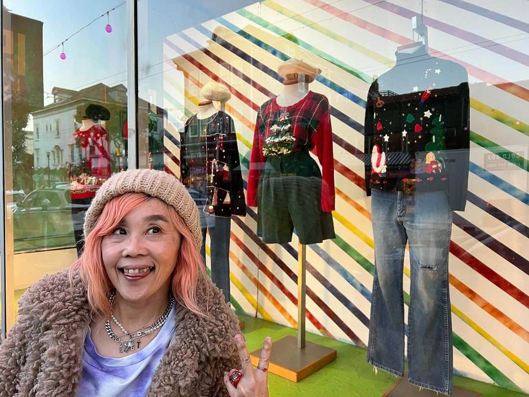 野沢直子さんのインスタグラム写真 - (野沢直子Instagram)「クリスマス🎄アグリーセーターが出る季節❤️ 私は着ませんよ。わざとダサく着る風じゃなくて、本気でアグリーセーター着てる人になっちゃう可能性大だから🤣 #もうすぐクリスマス  #uglysweater」11月29日 14時52分 - naoko.nozawa