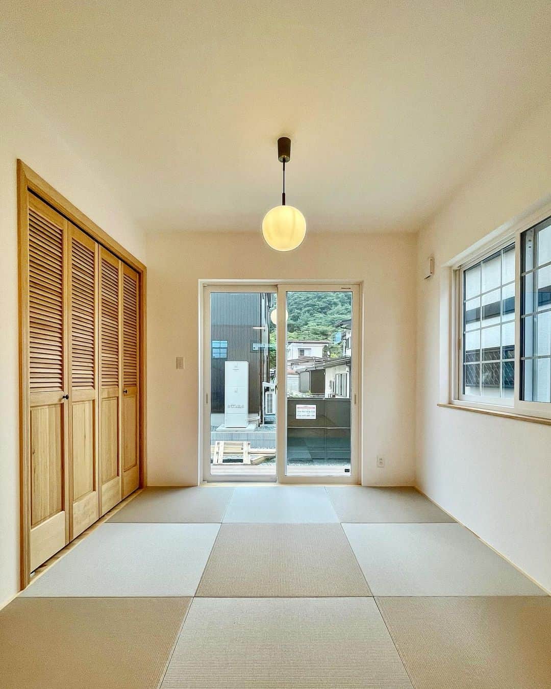 fukui-kensetsuのインスタグラム：「東根市H様邸の和室です。  琉球畳と無垢の収納扉を使用して、LDKの雰囲気に馴染むお部屋になりました✨  やっぱり畳は落ち着きますね〜。  #和室 #和室インテリア #琉球畳 #輸入ドア #収納折戸 #掃き出し窓 #自然塗料 #自然塗料リボス #自然素材の家 #自然素材の家づくり #マイホーム #東根市  +++--------------------+++  山形暮らしの家づくり  #福井建設#山形市#工務店#注文住宅#山形注文住宅#山形の工務店#山形住宅会社  山形の風土に合った注文住宅を建設しています。  ↓プロフィール↓ @fukui_kensetsu  ↓現場のことや日常をご紹介するアカウント↓ @fukui_kensetsu_pr  お問い合わせなど、お気軽にDMしてください♪ +++--------------------+++」