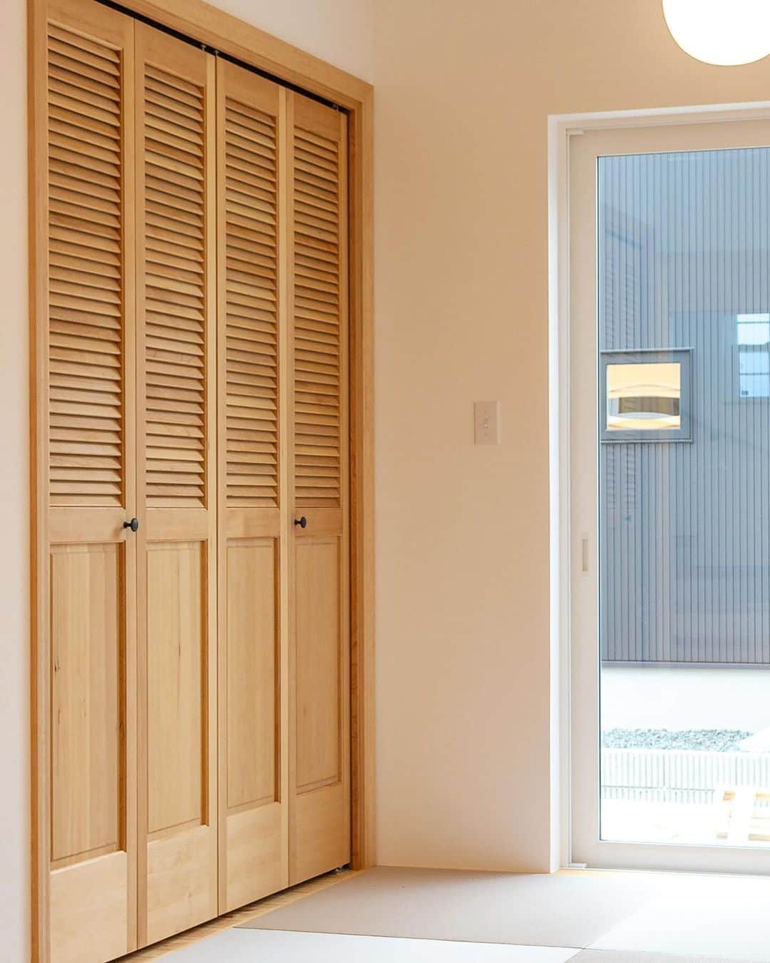fukui-kensetsuさんのインスタグラム写真 - (fukui-kensetsuInstagram)「東根市H様邸の和室です。  琉球畳と無垢の収納扉を使用して、LDKの雰囲気に馴染むお部屋になりました✨  やっぱり畳は落ち着きますね〜。  #和室 #和室インテリア #琉球畳 #輸入ドア #収納折戸 #掃き出し窓 #自然塗料 #自然塗料リボス #自然素材の家 #自然素材の家づくり #マイホーム #東根市  +++--------------------+++  山形暮らしの家づくり  #福井建設#山形市#工務店#注文住宅#山形注文住宅#山形の工務店#山形住宅会社  山形の風土に合った注文住宅を建設しています。  ↓プロフィール↓ @fukui_kensetsu  ↓現場のことや日常をご紹介するアカウント↓ @fukui_kensetsu_pr  お問い合わせなど、お気軽にDMしてください♪ +++--------------------+++」11月29日 14時56分 - fukui_kensetsu