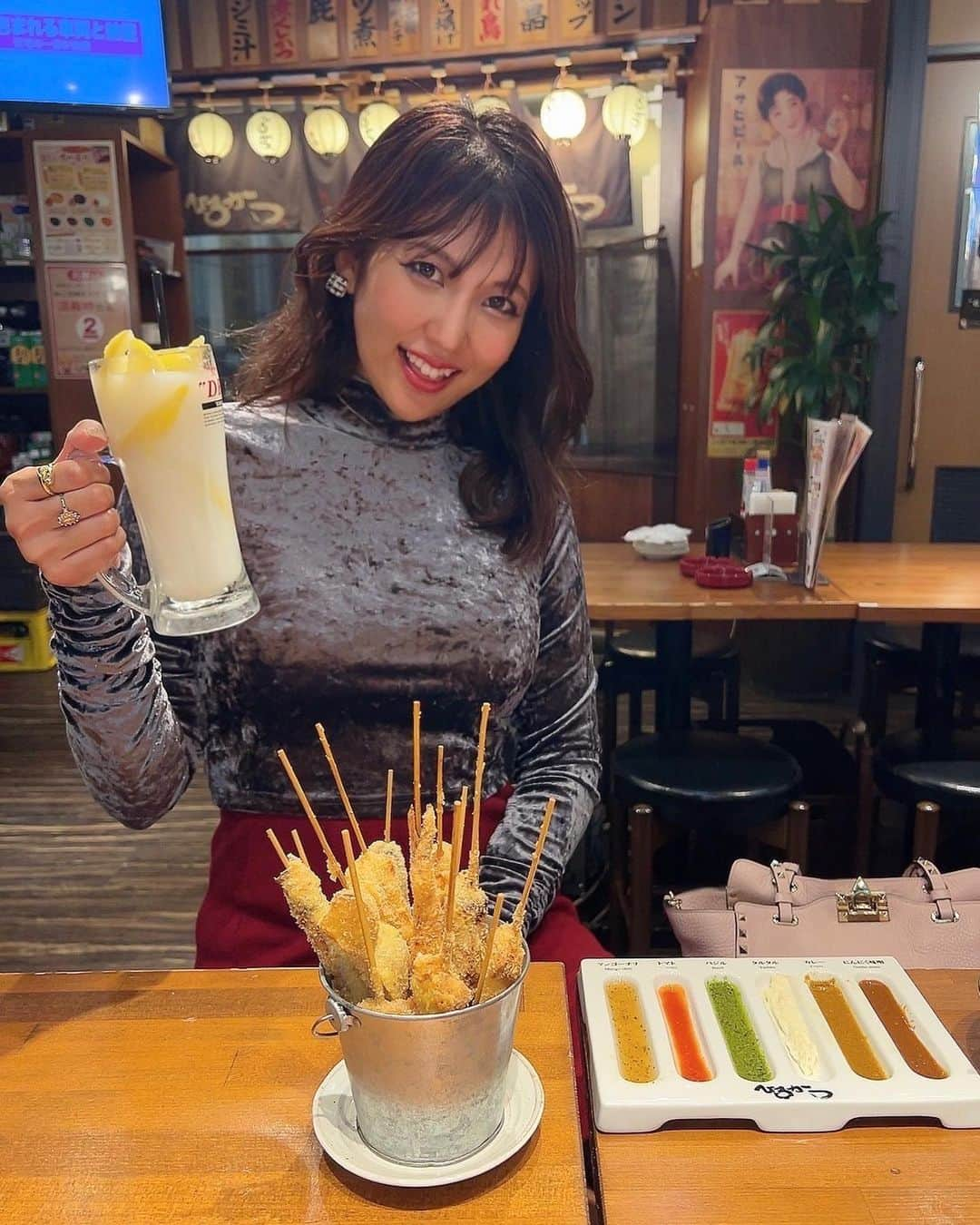 神谷麻美のインスタグラム：「#串かつ 酒場#ひろかつ 行ったよ🥰🍶💖✨️  串かつと夢が詰まった「#バケツ盛り」すごいっ🥰💖✨️ いろんな種類の串かつが楽しめて、和風から洋風まで6種類のソースで味があるから、いろんな味楽しめて美味しよっ🥰💖✨  #ジビエ串かつ もあって、 カンガルー、ワニ、ダチョウ 食べたよ💖🐊珍しい🦁💕✨️  あと馬刺しとかデザートも美味しかったぁ🥰❤️🍓✨️  凍結レモンカルピスサワーも美味しくて、追い追いしてたよ🍻❤️🍋✨️  #アメ横 の雰囲気も好き🥰💖楽しいっ🥰❤️✨️  @hirokatsu_ueno  #上野飲み#アメ横飲み」