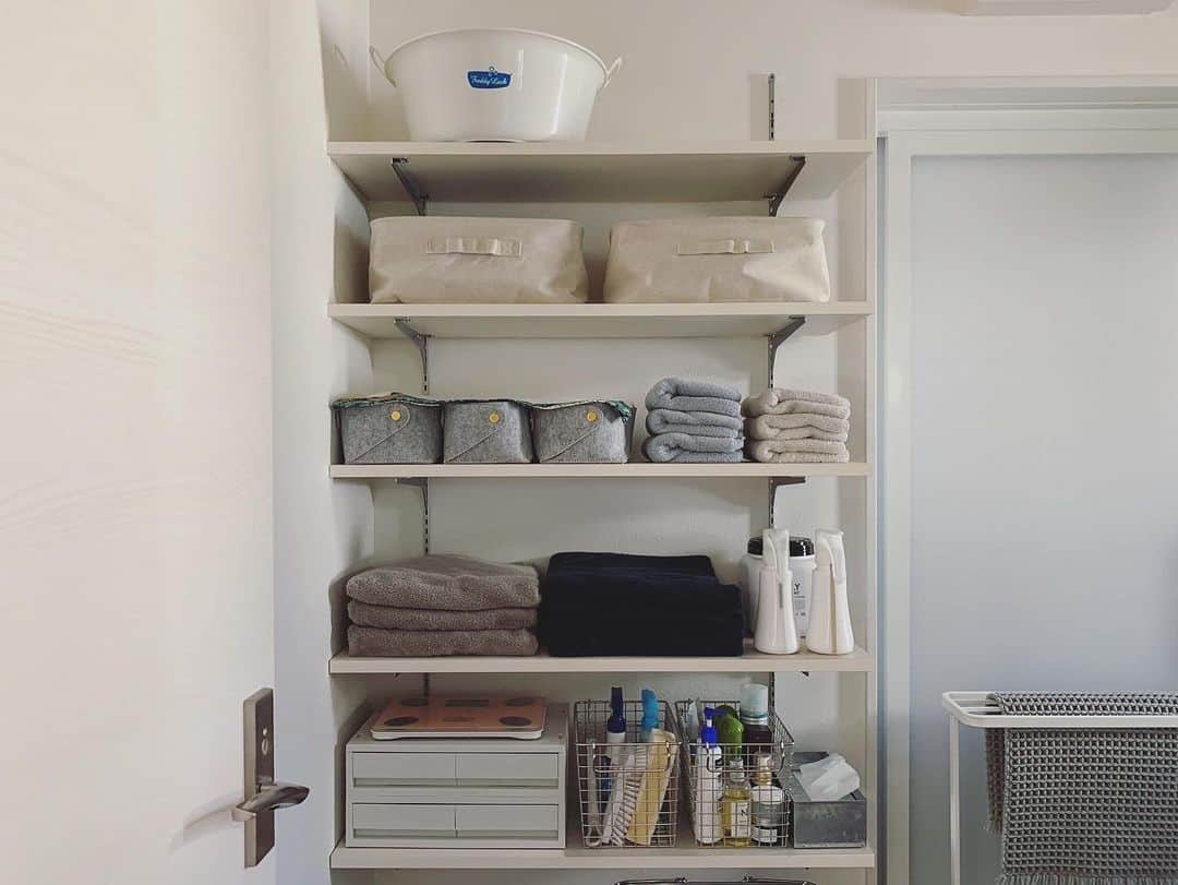 ムクリ［mukuri］さんのインスタグラム写真 - (ムクリ［mukuri］Instagram)「毎日使う洗面スペースを快適にする設備と収納の工夫  「広めの洗面所」を希望して 叶えた３帖の充実した空間。  オープンな収納スペースは 白やグレーを基調とした“塩系カラー”でまとめて すっきり清潔感を大切にしているこちさん。  大容量の収納棚はもちろん、 家づくり当初から採用を決めていた 衣類乾燥機を置いても 圧迫感のない空間は使い勝手も抜群です。   衣類乾燥機の露出した 銀色のジャバラ除湿筒は とてもインパクトがありますが、 剥き出しの配管の業務用感を あえてインテリアとして活かすために隠さず、 それに合わせて洗面台を造作してもらうことに。   少し無骨で男前な雰囲気を アクセントにしている こちさんのお家にとても合っていますね。   これからの季節は 中々洗濯物が乾かなかったり 部屋干しで生活感が出てしまったり...。  冬のお洗濯はちょっと憂鬱に感じている方も 多いのではないでしょうか？   そんな時に大活躍なガス衣類乾燥機について、 実際に採用してみて感じた 使い心地やメリット・デメリットについても お話しいただいています。  ぜひ参考にしてみてくださいね。  –––––––––––––––––– ムクリ公式アカウントでは くらしの中にある"好き"や"コダワリ"を毎日お届け。  インテリア、整理収納から家づくりなど 日常で参考になる情報から サラッと読める短編コラムまで ご紹介していますのでフォローしてぜひご覧ください。 ▶︎ @mukuri_official ・  「 #ムクリ 」のタグもいつも楽しく拝見しています☺️  オリジナルブランドは @daily_mukuri  くらしの中にあったらいいいな、 そんな商品を企画・制作、集めています。 ––––––––––––––––––  #洗面室 #洗面所 #洗面収納 #TOTO #ikea #無印良品 #無垢の家 #マイホーム #マイホーム計画 #家づくり #木の家 #新築一戸建て #注文住宅 #インテリア #男前インテリア #ナチュラルインテリア #interior #ガルバリウム #シンプルな暮らし #シンプルライフ #くらしの編集 #暮らしを楽しむ #ムクリ」11月29日 15時05分 - mukuri_official