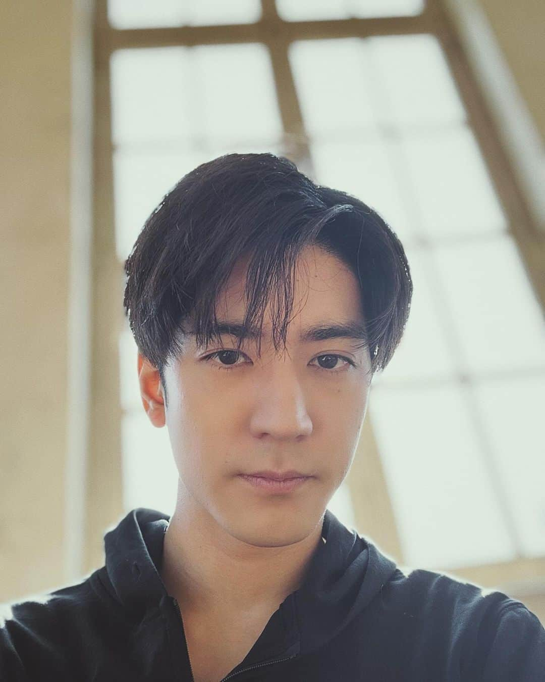 中島裕翔のインスタグラム：「Selfie🤳  In the middle of a certain shooting… I’m not really good at taking selfies. So I tend to have a straight face lol. Plz bear with my poor selfie. Anyway, I wanna live in a house with windows like this.  Oh, I got my hair cut again.   自撮り。  ある撮影中… あんま得意じゃないから真顔になりがち😂 下手な自撮りをお許しくださいまし。 とにかくこういう窓のあるお家に住んでみたいわぁ。 あ、また少し髪切ったよ。  #yutogenic #selfie #antiquewindow #silhouette」