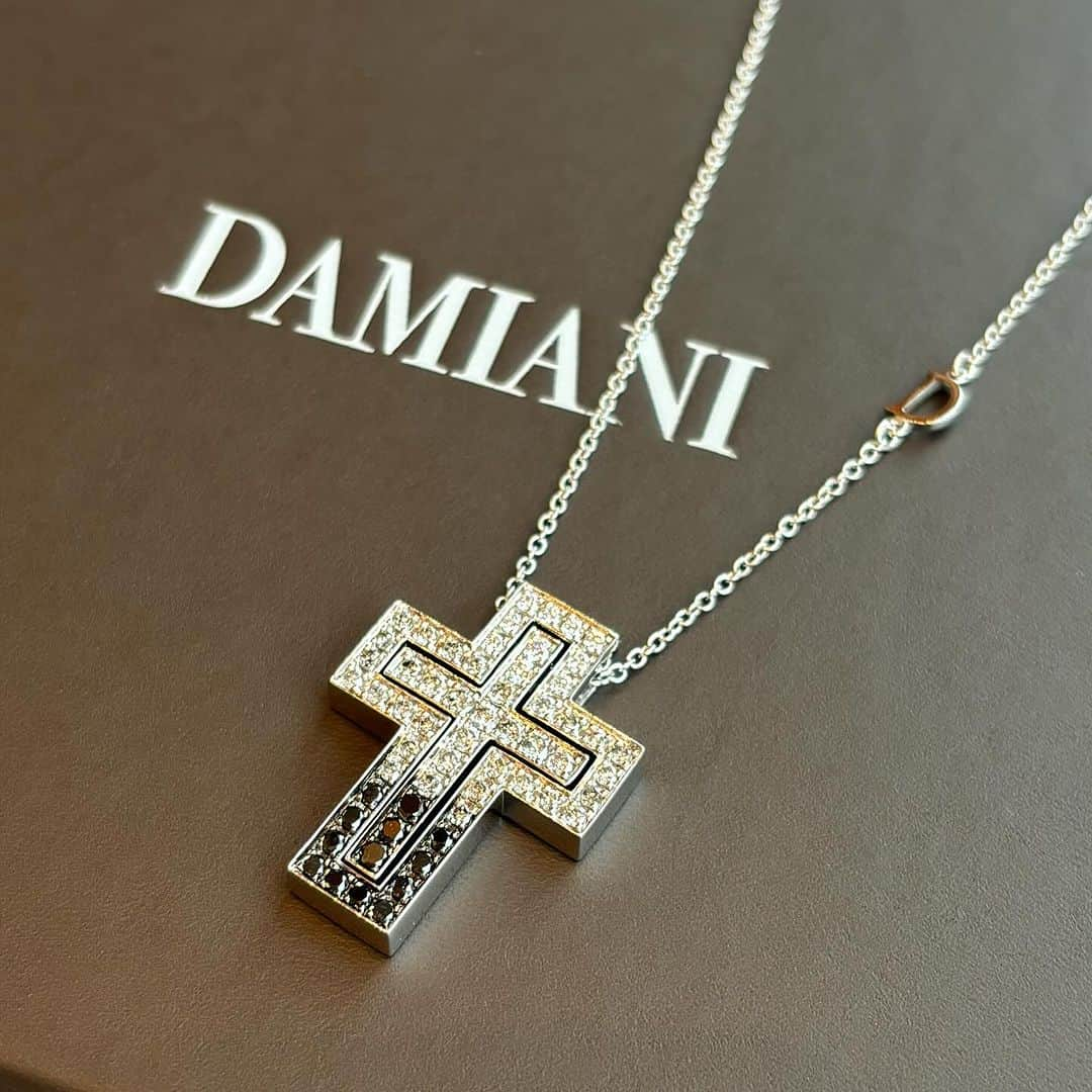 bijouxthreecさんのインスタグラム写真 - (bijouxthreecInstagram)「【DAMIANI】  ______________________________  2023年12月1日(金)より ダミアーニのアイコン「ベル エポック」から 「ベルエポック・ブラックシェード」が 新作として登場いたします✍️  ______________________________  ダミアーニを代表するロングセラーのデザインを、 シックな輝きから男性からも根強い人気の ブラックダイヤ、グレーダイヤ、 透明ダイヤのグラデーションで仕上げています✨  アールデコ調の太いライン、幾何学的な石の配置、 普遍的なモチーフは、コンテンポラリーでありながら 歴史的な重厚感を感じさせます。  ユニセックスでお使いいただける クラシカルなデザインが魅力です👫  ______________________________  #damiani  #ダミアーニ #ダミアーニベルエポック #ベルエポック #ブラックシェード #ネックレス #ダミアーニネックレス #メンズジュエリー #ジュエリー #bijouxthreec #ビジュースリーク #新潟 #古町」11月29日 15時09分 - bijouxthreec