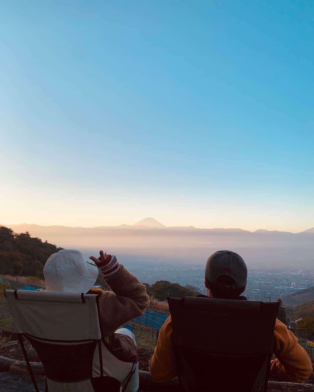 MariIryuさんのインスタグラム写真 - (MariIryuInstagram)「朝日と富士山🌅🗻✌️  #富士山 #富士山キャンプ #キャンプ #キャンプ女子」11月29日 15時11分 - marty2367