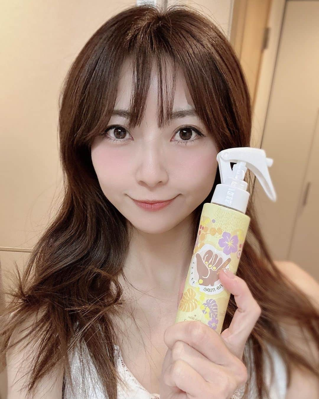 折原みかのインスタグラム：「アロハ〜🤙🌴  わたしが毎朝使ってるヘアケア商品を紹介するね  ナナナモエ  というスプレータイプのトリートメントウォーターなんですが、寝癖直しや、ヘアセットの前に便利なの これね、めっっっちゃいい香りで🥰 あまり他の会社では嗅いだことない調合なんだよね〜 いい香りを纏うと気分があがるよね🎵  わたしはアップルジンジャーにしたけれど他の香りも魅力的で気になる🎵  特徴としては、新素材髪質改良剤トステアミンサン®︎が浸充してアミノ酸と結合するから傷んだ髪の毛のアミノ酸を流出させず、キレイな髪へ導いてくれるそうだよ☝️  ✔︎カール保持力の向上 ✔︎髪の感触良化 ✔︎髪に優しい成分 ✔︎うねりやクセ毛の修復 ✔︎髪型形成力の付与 などの効果が期待できます！  http://b-reserve.com/cart/product?goods_c_id=1123  #ナナナモエ #スタイリング #美髪 #香り　#くせ毛　#髪の毛 #ヘアケア」