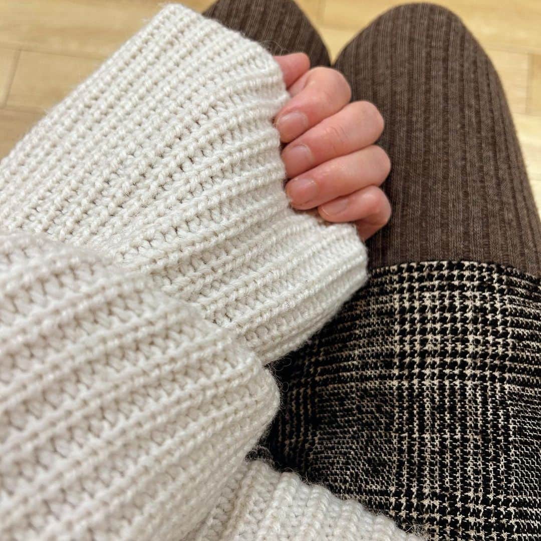 梅津有希子のインスタグラム：「ボリュームのあるざっくりもこもこニット、毎年着るタイミングを逃して3回目の冬。  袖がめっちゃ分厚いのでどんなコートも着られず、ダウンベストにも袖が通らない。  これ1着で過ごすか、中にヒートテック着るかストール巻くくらいなので、せいぜい着られて12月上旬まで。  こんなニット地元の北海道じゃなかなか着るタイミングないんじゃないだろうか。これだけだと夜寒いし。  何で買ったんだっけ。 ということも忘れてしまった笑。 アウターのこと、そこまで考えずに買ったんだ。たぶん。  あと何回出番あるかな笑。」