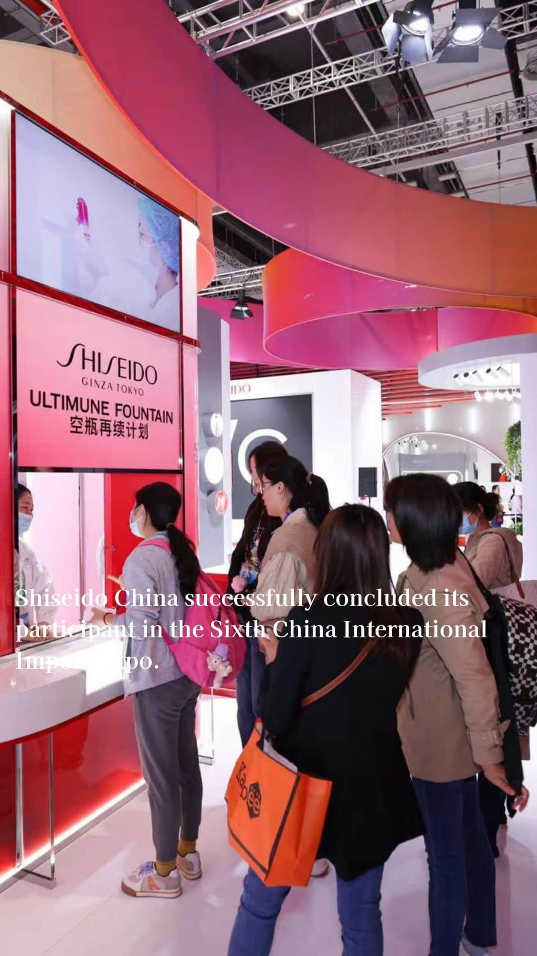 資生堂 Shiseido Group Shiseido Group Official Instagramのインスタグラム：「Shiseido China successfully concluded its participant in the Sixth China International Import Expo (“CIIE”).  This year, we introduced our initiatives in three dimensions. Beauty for People – Shiseido’s unique iconic anti-aging ingredients and product display Beauty for Planet – Refillable products that contribute to green consumption Beauty for Society – LAVENDER RING MAKEUP PHOTOS WITH SMILES to support cancer patients   During the 6 days of the exhibition, we are thankful that more than 5,000 people visited our booth, including government officials and media friends. Going forward, we will continue our efforts to contributing to the skin beauty of Chinese consumers together with our local partners.     資生堂中国は、第6回中国国際輸入博覧会（CIIE）への参加を成功裏に終えました。  今年は、以下の3つの軸で取り組みを紹介しました。 ・人々の美しさに貢献する「Beauty for People」：資生堂独自の成分と製品の展示 ・地球の美しさに貢献する「Beauty for Planet」：環境に優しいつめかえ・つけかえ製品 ・社会の美しさに貢献する「Beauty for Society」 ：ガン患者支援のためのLAVENDER RING MAKEUP PHOTOS WITH SMILES   CIIEの6日間で、政府関係者やメディアの方々を含む5,000人以上の方々がブースを訪れました。当社は今後も、現地パートナーとも協力しながら、スキンビューティー領域に関する様々な取り組みを実施していきます。  #shiseidochina #ciie  #beautyinnovationsforabetterworld #資生堂」