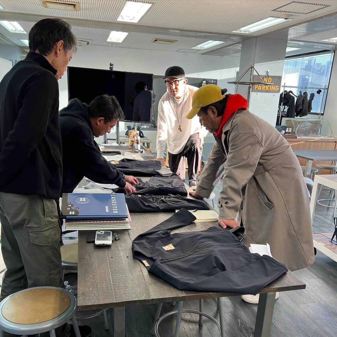denham_japanのインスタグラム：「Meeting now 🫡見えないけど with @akisada2965 先輩。 @denhamjapan @denham.china @denhamthejeanmaker @k.n.k.n.hattori」