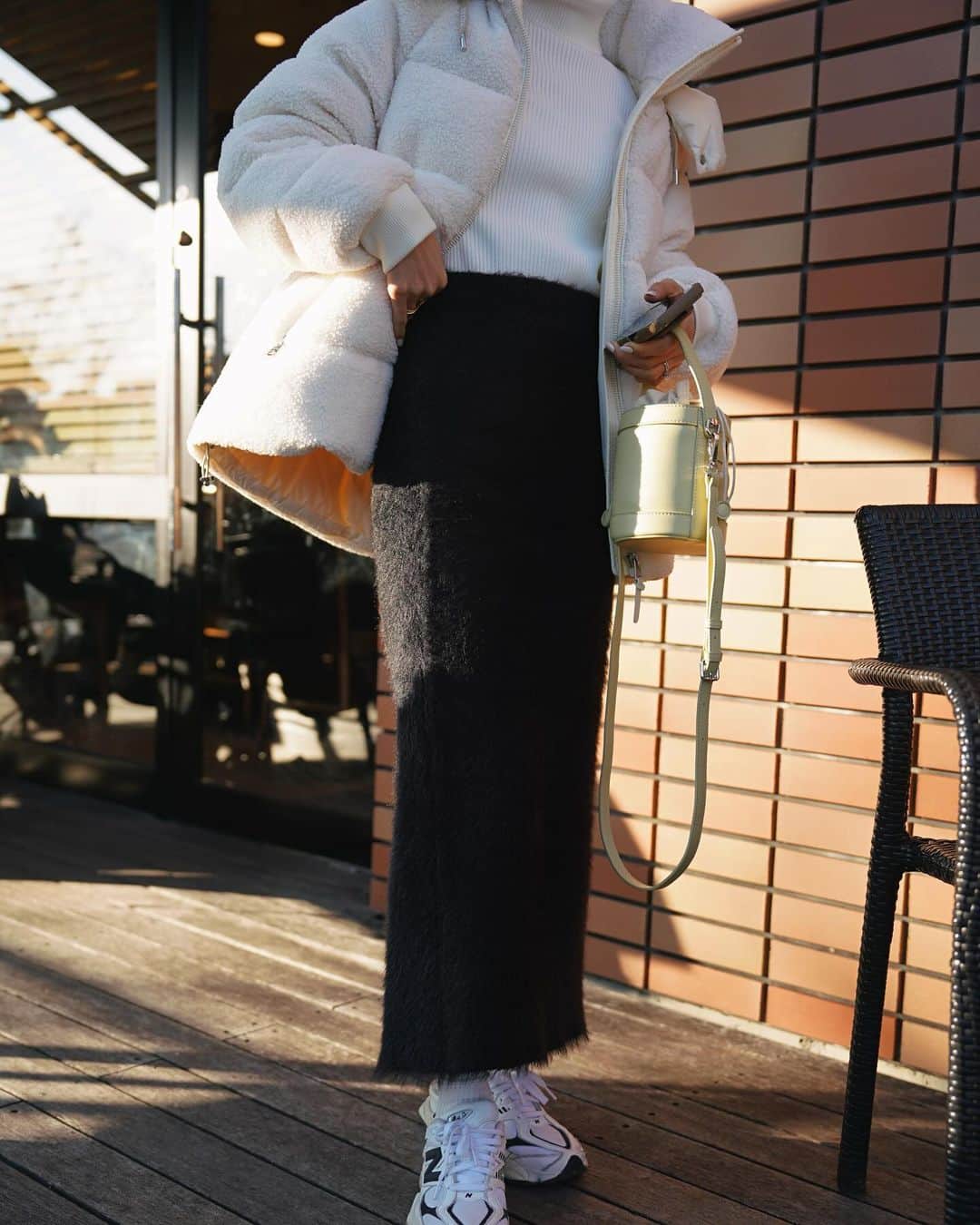 小梶恵莉さんのインスタグラム写真 - (小梶恵莉Instagram)「. @mackage のダウンの出番が最近やってきた。🫶🏼  あったかい日があったり 寒い日もあったり、、 皆さん体調にお気をつけて🤝🤝✊🏻✨  むちゃくちゃおすすめしたいこのニットスカート。 今年発売したニットベストと同じ素材を スカート用に少し分厚くしたニットスカート！ モフモフが気持ちいのはもちろん、 毛が抜けることもほぼないから安心😮‍💨  スリットも素材のストレッチが効いてて むちゃくちゃ歩きやすい！ 甥っ子とおっかけっことかも出来た！🤣 そして何より温かい🤘🏼☀️ 上がタイトでもオーバーでも合わせやすいので 是非1枚おすすめしたいアイテムです🫶🏼🫶🏼🫶🏼  #ellie_jp」11月29日 15時30分 - eri3580