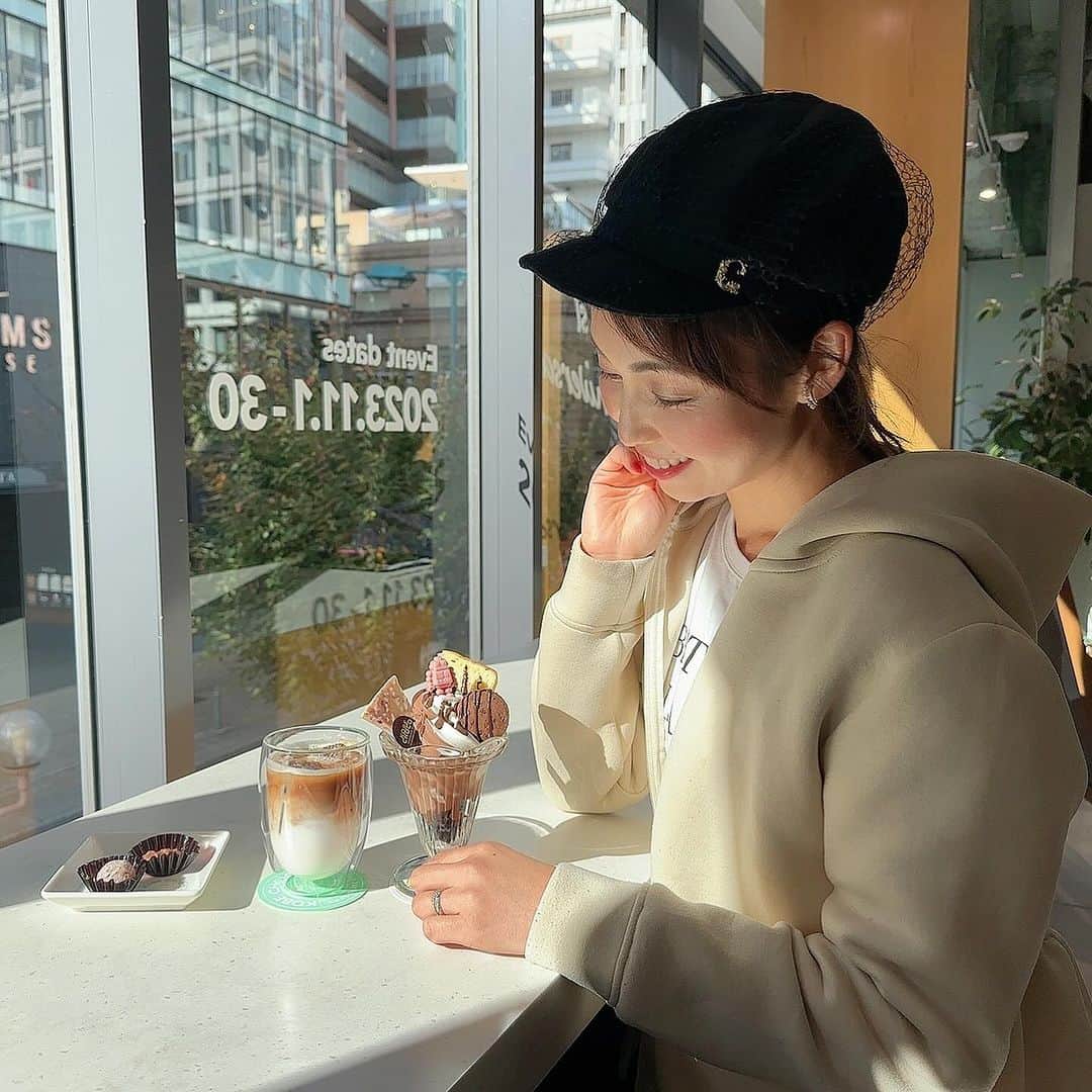 澤野井香里さんのインスタグラム写真 - (澤野井香里Instagram)「カフェの街、神戸で人気のカフェ【KOBE CHOCO】🍫の1stアニバーサリーフェアへ🎉 @kobe_choco   エメラルドグリーンを基調にした自然光の降り注ぐカフェがとても居心地良くて、安里ちゃんと茜ちゃんとゆっくりカフェタイム☕️♡  こだわりのチョコで作られた#ロボチョ 🤖がのったチョコパフェが可愛くて🤭 トッピングを色々と自分で選べるのも楽しい ♡♡  お土産も充実してたよ🥰  📍【KOBE CHOCO】🍫 神戸市中央区明石町30 常盤ビル 2F ☎︎ 078-331-3780 11:00～19:00  #ks_23✨  #ks_kobe✨ #pr #kobechoco  #kobe #chocolate #兵庫 #神戸 #三宮 #神戸グルメ #三宮カフェ #チョコレート #神戸チョコ #カフェ #ロボチョ」11月29日 15時30分 - kaori_sawanoi