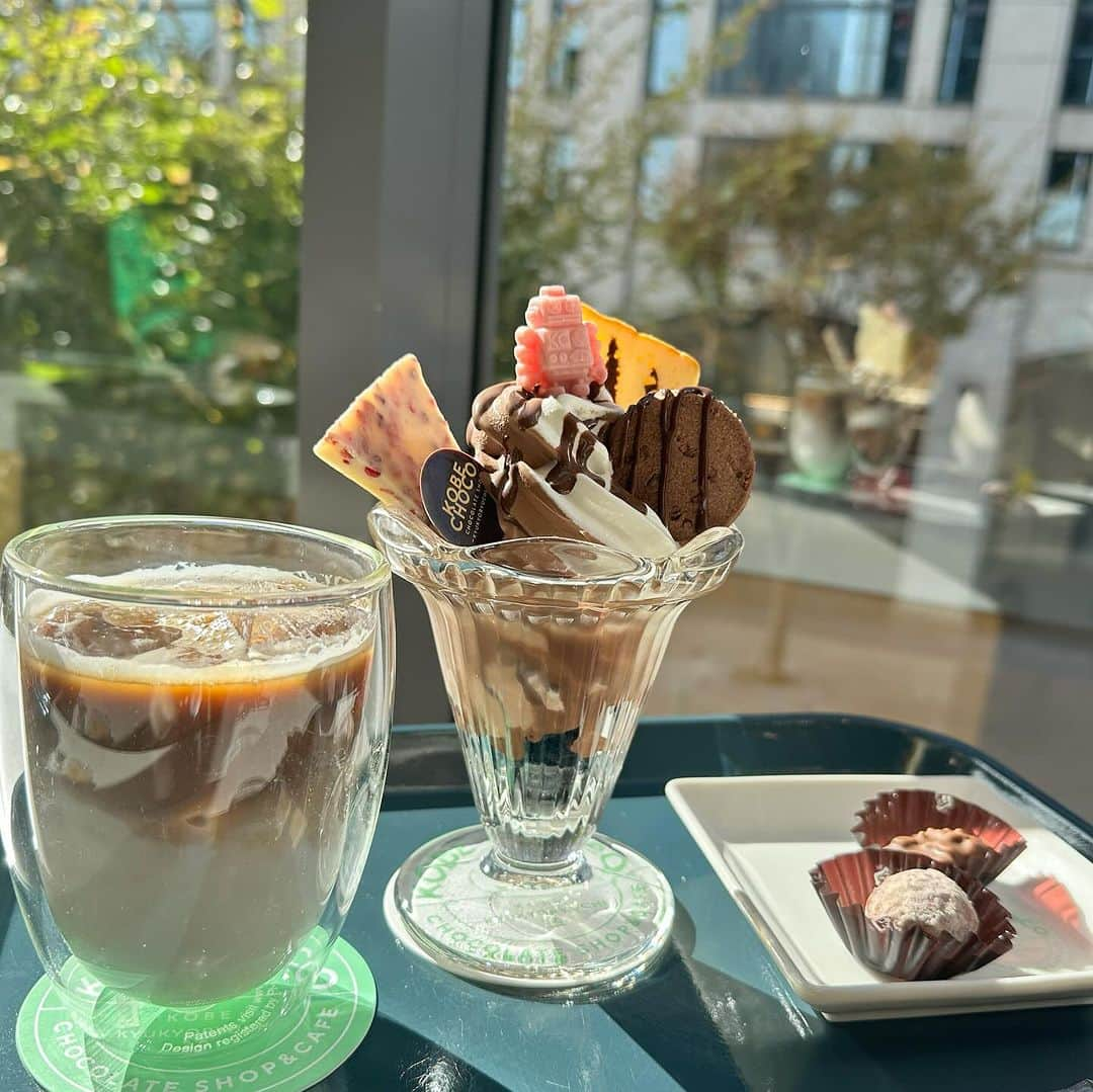 澤野井香里さんのインスタグラム写真 - (澤野井香里Instagram)「カフェの街、神戸で人気のカフェ【KOBE CHOCO】🍫の1stアニバーサリーフェアへ🎉 @kobe_choco   エメラルドグリーンを基調にした自然光の降り注ぐカフェがとても居心地良くて、安里ちゃんと茜ちゃんとゆっくりカフェタイム☕️♡  こだわりのチョコで作られた#ロボチョ 🤖がのったチョコパフェが可愛くて🤭 トッピングを色々と自分で選べるのも楽しい ♡♡  お土産も充実してたよ🥰  📍【KOBE CHOCO】🍫 神戸市中央区明石町30 常盤ビル 2F ☎︎ 078-331-3780 11:00～19:00  #ks_23✨  #ks_kobe✨ #pr #kobechoco  #kobe #chocolate #兵庫 #神戸 #三宮 #神戸グルメ #三宮カフェ #チョコレート #神戸チョコ #カフェ #ロボチョ」11月29日 15時30分 - kaori_sawanoi