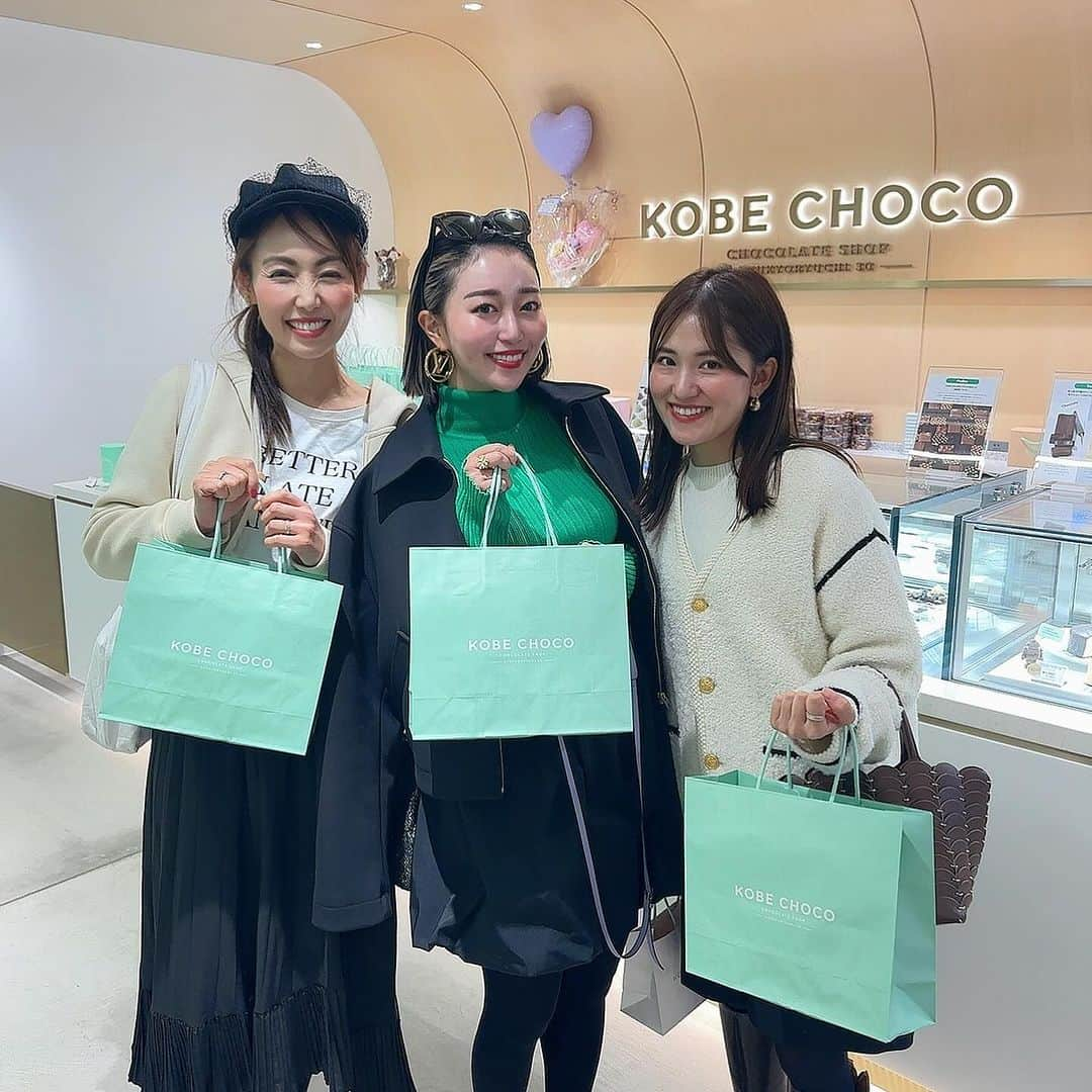 澤野井香里のインスタグラム：「カフェの街、神戸で人気のカフェ【KOBE CHOCO】🍫の1stアニバーサリーフェアへ🎉 @kobe_choco   エメラルドグリーンを基調にした自然光の降り注ぐカフェがとても居心地良くて、安里ちゃんと茜ちゃんとゆっくりカフェタイム☕️♡  こだわりのチョコで作られた#ロボチョ 🤖がのったチョコパフェが可愛くて🤭 トッピングを色々と自分で選べるのも楽しい ♡♡  お土産も充実してたよ🥰  📍【KOBE CHOCO】🍫 神戸市中央区明石町30 常盤ビル 2F ☎︎ 078-331-3780 11:00～19:00  #ks_23✨  #ks_kobe✨ #pr #kobechoco  #kobe #chocolate #兵庫 #神戸 #三宮 #神戸グルメ #三宮カフェ #チョコレート #神戸チョコ #カフェ #ロボチョ」