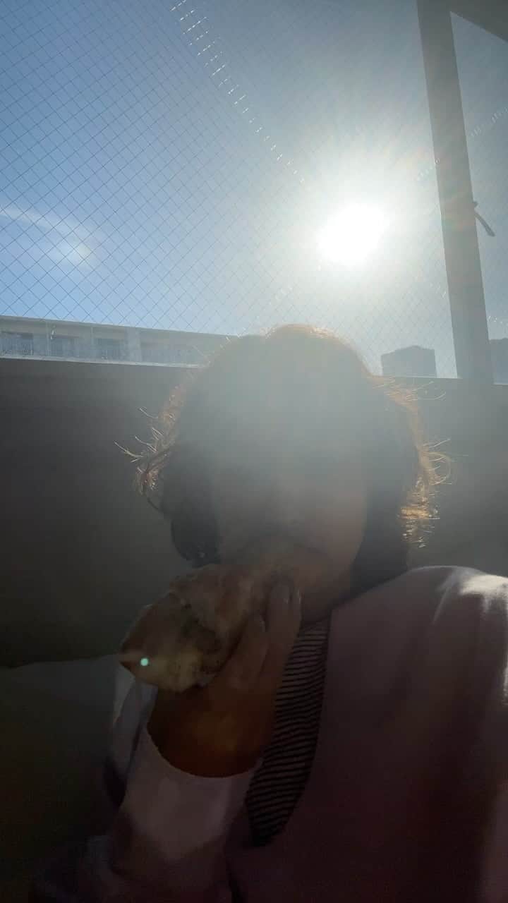 佐田真由美のインスタグラム：「#bltsandwich  立って食べては行けません🍃」