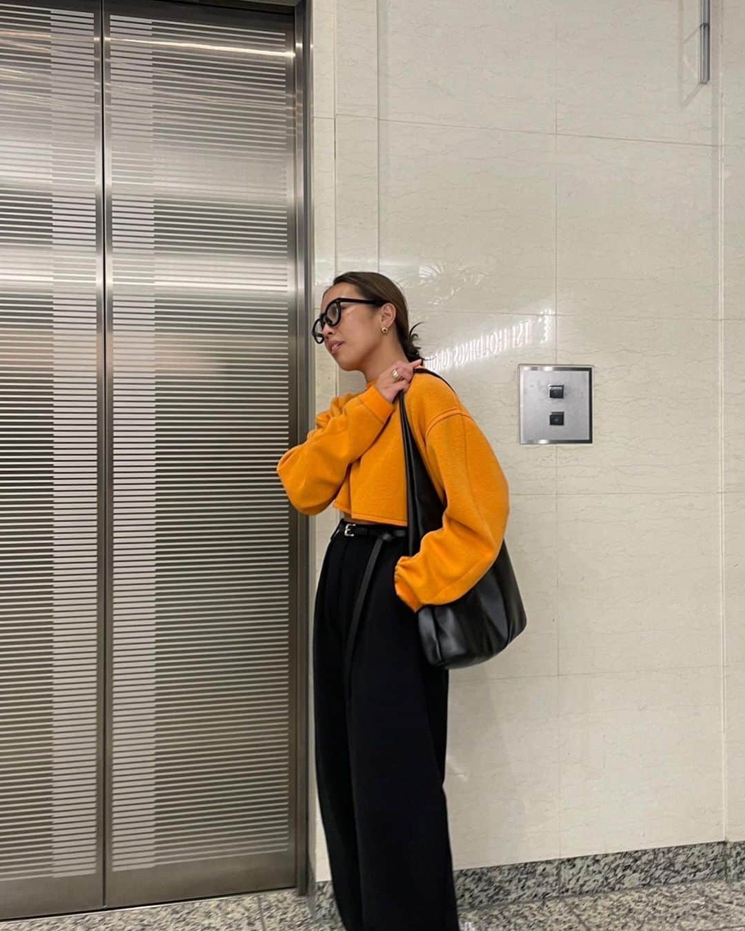 ETRÉ TOKYO ストアさんのインスタグラム写真 - (ETRÉ TOKYO ストアInstagram)「@etretokyo  【11/30 New Arrival 】  ㅤㅤㅤ ㅤㅤㅤ #ETREクロップドリバーシブルニットプルオーバー GREY / BROWN F size ¥25,300(tax in) ㅤㅤㅤ ㅤㅤ ㅤㅤㅤ新宿スタッフ @etretokyo_yumi 150cm BROWN 着用  本社スタッフ @etretokyo_misaki 156cm BROWN 着用  ㅤㅤㅤ  ㅤㅤㅤ┈┈┈┈┈┈┈┈┈┈┈┈┈┈┈┈┈┈┈ ㅤㅤㅤ ㅤㅤ  【INFORMATION】 ⁡ㅤㅤㅤ ⁡ ※11/30(木)発売のアイテムは、12/1(金)12:00よりお在庫のある場合、ルミネカード会員様限定で店舗通販のご利用が可能です。  ⁡ ※お電話がつながりにくい可能性がございます。 ⁡ ※また混雑時には入場制限及び 試着点数の制限を設けさせて頂きます。 予めご了承ください。 ⁡ ⁡ ご理解、ご協力を賜りますよう 心よりお願い申し上げます。   ㅤㅤㅤ 【LUMINE SHINJUKU STORE】 ETRÉ TOKYO ルミネ新宿2店 TEL：03-5989-0979  ー営業時間ー (平日、土日祝)11:00-21:00 ⁡  #etretokyo#etre#fashion#etretokyoshinjuku #etre#2023etre#etretokyo_staff_ootd#2023aw #大人ファッションコーデ #シンプルスタイル  #オトナカジュアルコーデ #リバーシブルニット #カラーニット #クロップド丈 #ニットプルオーバー」11月29日 15時27分 - etretokyo_store