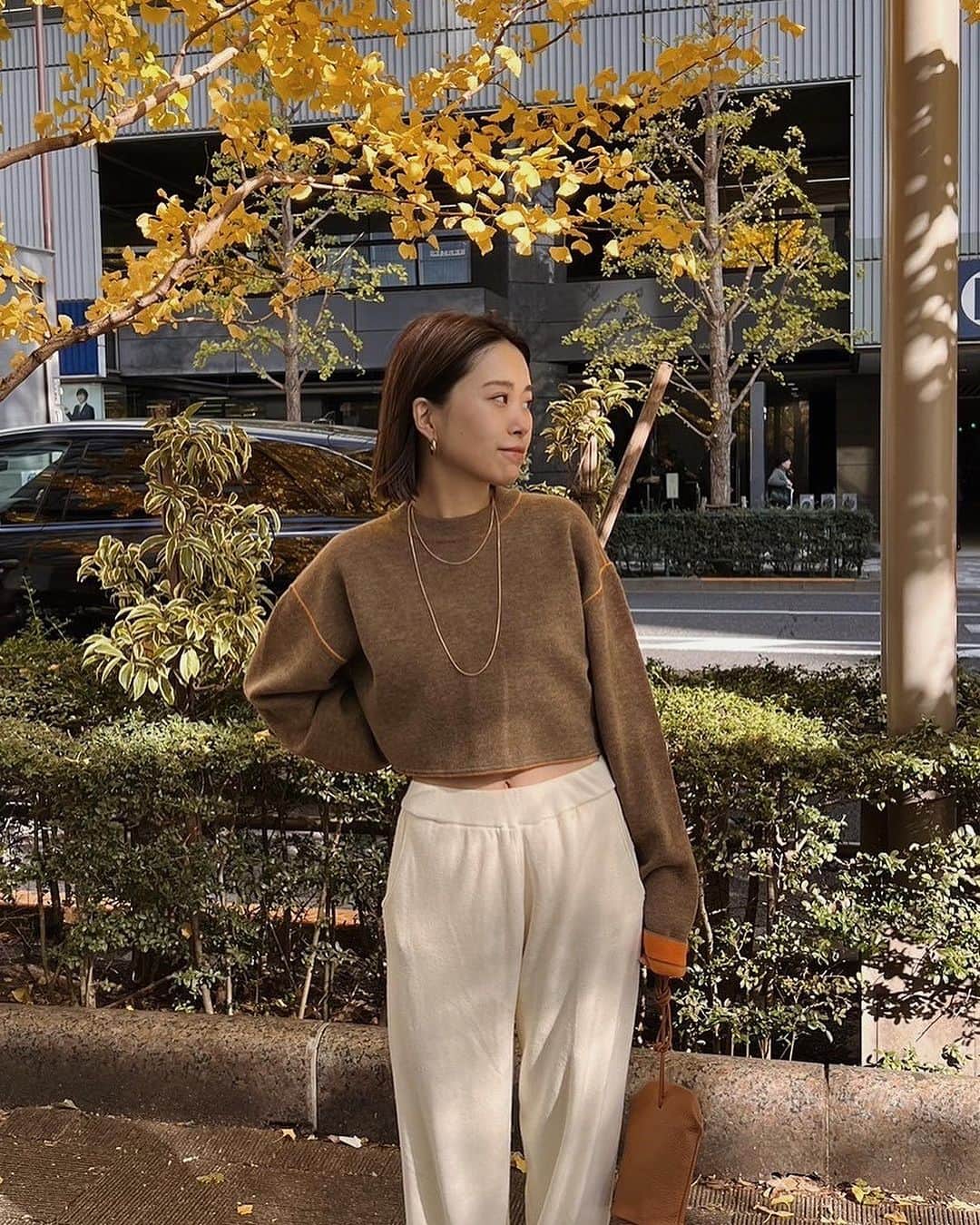 ETRÉ TOKYO ストアさんのインスタグラム写真 - (ETRÉ TOKYO ストアInstagram)「@etretokyo  【11/30 New Arrival 】  ㅤㅤㅤ ㅤㅤㅤ #ETREクロップドリバーシブルニットプルオーバー GREY / BROWN F size ¥25,300(tax in) ㅤㅤㅤ ㅤㅤ ㅤㅤㅤ新宿スタッフ @etretokyo_yumi 150cm BROWN 着用  本社スタッフ @etretokyo_misaki 156cm BROWN 着用  ㅤㅤㅤ  ㅤㅤㅤ┈┈┈┈┈┈┈┈┈┈┈┈┈┈┈┈┈┈┈ ㅤㅤㅤ ㅤㅤ  【INFORMATION】 ⁡ㅤㅤㅤ ⁡ ※11/30(木)発売のアイテムは、12/1(金)12:00よりお在庫のある場合、ルミネカード会員様限定で店舗通販のご利用が可能です。  ⁡ ※お電話がつながりにくい可能性がございます。 ⁡ ※また混雑時には入場制限及び 試着点数の制限を設けさせて頂きます。 予めご了承ください。 ⁡ ⁡ ご理解、ご協力を賜りますよう 心よりお願い申し上げます。   ㅤㅤㅤ 【LUMINE SHINJUKU STORE】 ETRÉ TOKYO ルミネ新宿2店 TEL：03-5989-0979  ー営業時間ー (平日、土日祝)11:00-21:00 ⁡  #etretokyo#etre#fashion#etretokyoshinjuku #etre#2023etre#etretokyo_staff_ootd#2023aw #大人ファッションコーデ #シンプルスタイル  #オトナカジュアルコーデ #リバーシブルニット #カラーニット #クロップド丈 #ニットプルオーバー」11月29日 15時27分 - etretokyo_store