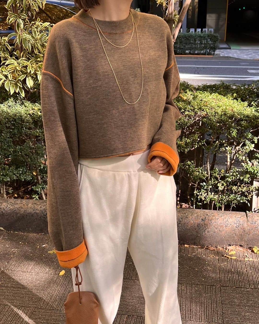 ETRÉ TOKYO ストアさんのインスタグラム写真 - (ETRÉ TOKYO ストアInstagram)「@etretokyo  【11/30 New Arrival 】  ㅤㅤㅤ ㅤㅤㅤ #ETREクロップドリバーシブルニットプルオーバー GREY / BROWN F size ¥25,300(tax in) ㅤㅤㅤ ㅤㅤ ㅤㅤㅤ新宿スタッフ @etretokyo_yumi 150cm BROWN 着用  本社スタッフ @etretokyo_misaki 156cm BROWN 着用  ㅤㅤㅤ  ㅤㅤㅤ┈┈┈┈┈┈┈┈┈┈┈┈┈┈┈┈┈┈┈ ㅤㅤㅤ ㅤㅤ  【INFORMATION】 ⁡ㅤㅤㅤ ⁡ ※11/30(木)発売のアイテムは、12/1(金)12:00よりお在庫のある場合、ルミネカード会員様限定で店舗通販のご利用が可能です。  ⁡ ※お電話がつながりにくい可能性がございます。 ⁡ ※また混雑時には入場制限及び 試着点数の制限を設けさせて頂きます。 予めご了承ください。 ⁡ ⁡ ご理解、ご協力を賜りますよう 心よりお願い申し上げます。   ㅤㅤㅤ 【LUMINE SHINJUKU STORE】 ETRÉ TOKYO ルミネ新宿2店 TEL：03-5989-0979  ー営業時間ー (平日、土日祝)11:00-21:00 ⁡  #etretokyo#etre#fashion#etretokyoshinjuku #etre#2023etre#etretokyo_staff_ootd#2023aw #大人ファッションコーデ #シンプルスタイル  #オトナカジュアルコーデ #リバーシブルニット #カラーニット #クロップド丈 #ニットプルオーバー」11月29日 15時27分 - etretokyo_store