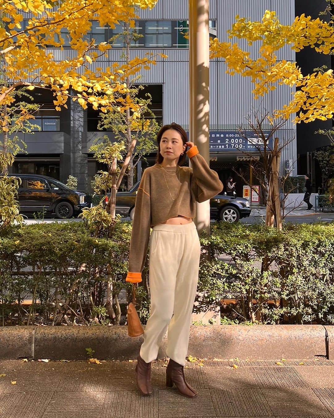 ETRÉ TOKYO ストアさんのインスタグラム写真 - (ETRÉ TOKYO ストアInstagram)「@etretokyo  【11/30 New Arrival 】  ㅤㅤㅤ ㅤㅤㅤ #ETREクロップドリバーシブルニットプルオーバー GREY / BROWN F size ¥25,300(tax in) ㅤㅤㅤ ㅤㅤ ㅤㅤㅤ新宿スタッフ @etretokyo_yumi 150cm BROWN 着用  本社スタッフ @etretokyo_misaki 156cm BROWN 着用  ㅤㅤㅤ  ㅤㅤㅤ┈┈┈┈┈┈┈┈┈┈┈┈┈┈┈┈┈┈┈ ㅤㅤㅤ ㅤㅤ  【INFORMATION】 ⁡ㅤㅤㅤ ⁡ ※11/30(木)発売のアイテムは、12/1(金)12:00よりお在庫のある場合、ルミネカード会員様限定で店舗通販のご利用が可能です。  ⁡ ※お電話がつながりにくい可能性がございます。 ⁡ ※また混雑時には入場制限及び 試着点数の制限を設けさせて頂きます。 予めご了承ください。 ⁡ ⁡ ご理解、ご協力を賜りますよう 心よりお願い申し上げます。   ㅤㅤㅤ 【LUMINE SHINJUKU STORE】 ETRÉ TOKYO ルミネ新宿2店 TEL：03-5989-0979  ー営業時間ー (平日、土日祝)11:00-21:00 ⁡  #etretokyo#etre#fashion#etretokyoshinjuku #etre#2023etre#etretokyo_staff_ootd#2023aw #大人ファッションコーデ #シンプルスタイル  #オトナカジュアルコーデ #リバーシブルニット #カラーニット #クロップド丈 #ニットプルオーバー」11月29日 15時27分 - etretokyo_store