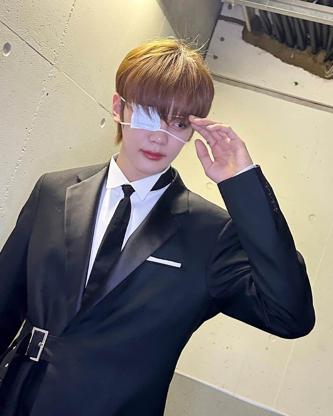 ZEROBASEONEのインスタグラム：「💛💙  #ZEROBASEONE #ZB1 #제로베이스원 #KIMGYUVIN #김규빈  #2023MAMA #MAMAAWARDS #2023MAMAAWARDS #ZEROBASEONE_MAMA」