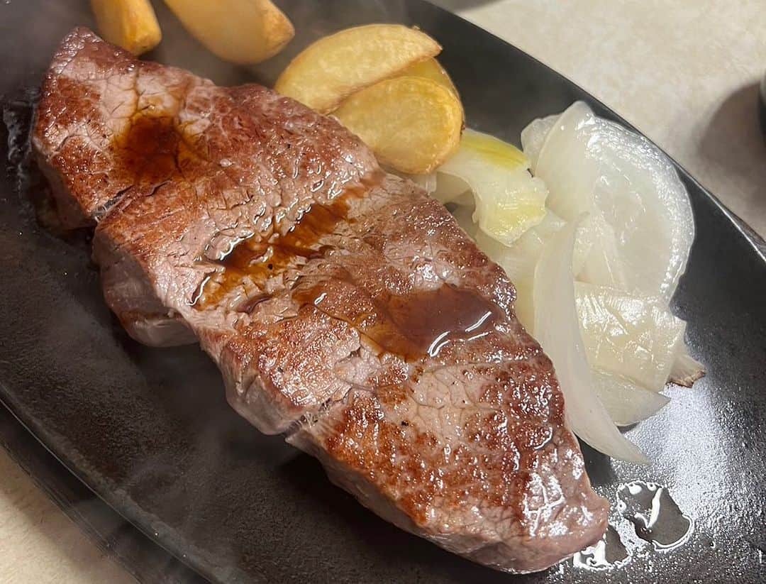クレイジーケンバンド【公式】さんのインスタグラム写真 - (クレイジーケンバンド【公式】Instagram)「沖縄公演の夕食は肉か魚か🍽  迷う事なく肉を選びました。  by staff  #クレイジーケンバンド  #ジャッキーステーキハウス  #いい肉の日」11月29日 15時39分 - crazykenband_official