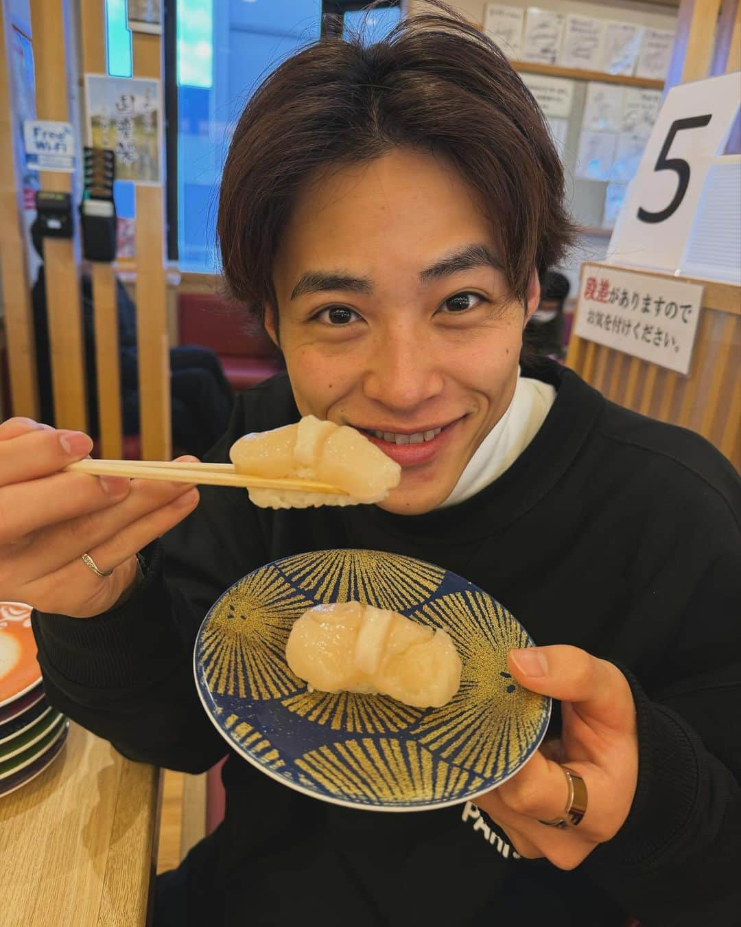 山口託矢さんのインスタグラム写真 - (山口託矢Instagram)「美味しすぎた🍣 回転寿司のクオリティじゃない、、 個人的にはホタテやばすぎました。。 . . #北海道 #北見 #トリトン #寿司 #回転寿司  #俳優 #太鼓 #全国ツアー」11月29日 15時45分 - taku_ya_maguchi