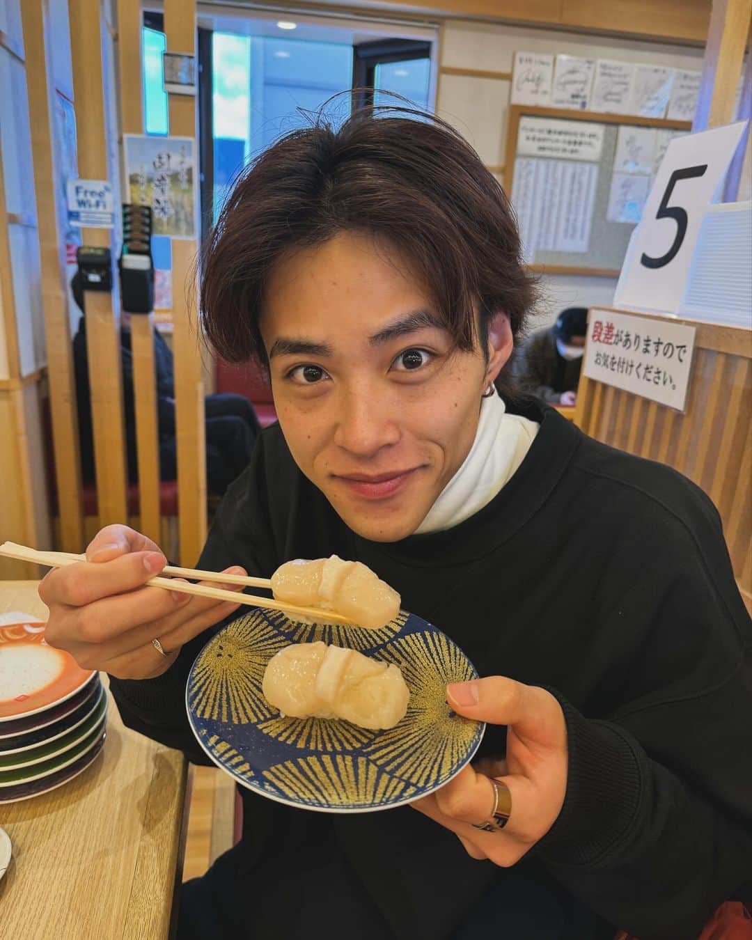 山口託矢さんのインスタグラム写真 - (山口託矢Instagram)「美味しすぎた🍣 回転寿司のクオリティじゃない、、 個人的にはホタテやばすぎました。。 . . #北海道 #北見 #トリトン #寿司 #回転寿司  #俳優 #太鼓 #全国ツアー」11月29日 15時45分 - taku_ya_maguchi