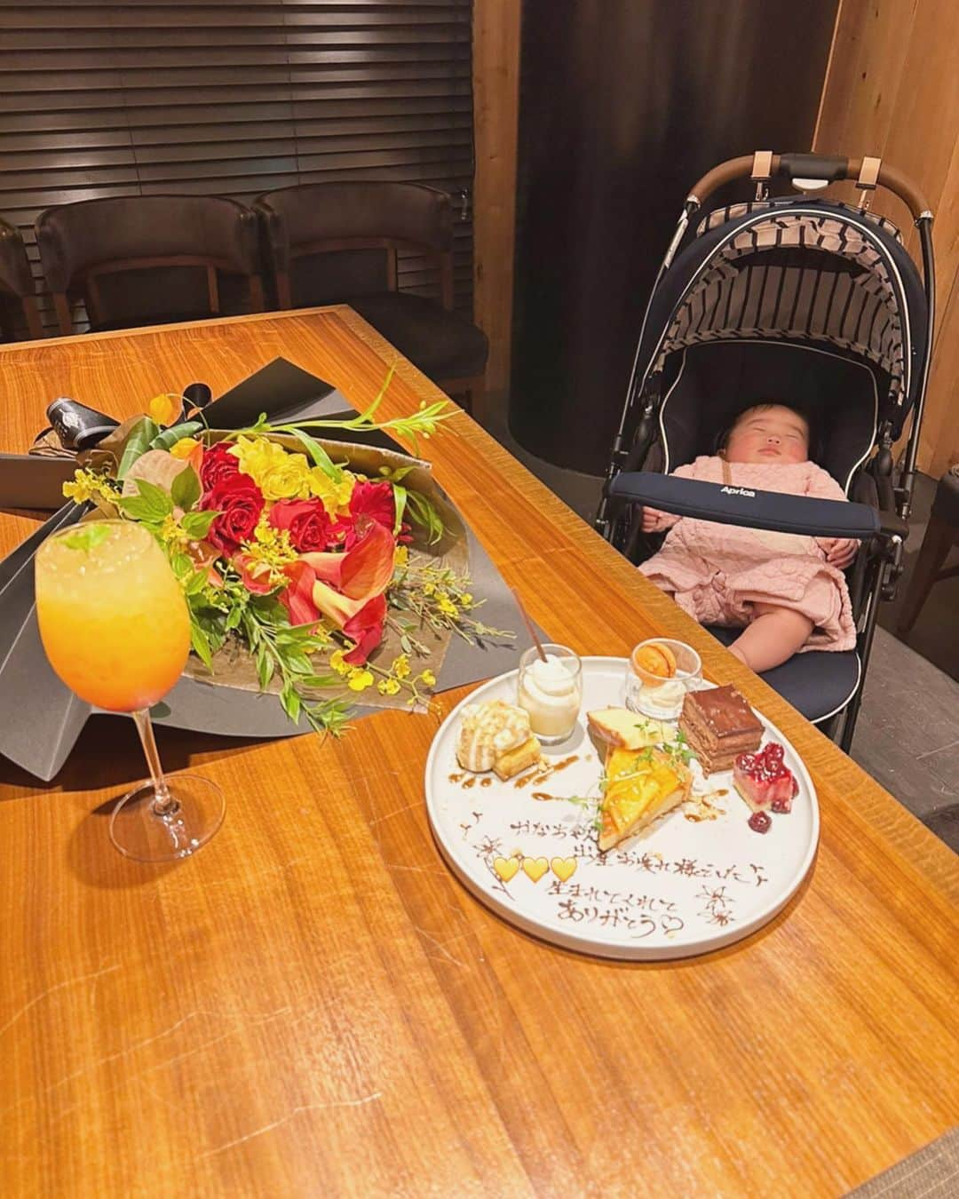 毛利佳納子さんのインスタグラム写真 - (毛利佳納子Instagram)「出産お疲れ様Dinner𓌉𓇋 ‎✩⸝⸝⸝* 旦那が連れていってくれた😭😭😭  「大切ななの👶を産んでくれてありがとう 出産がんばってくれて本当にありがとう」  乾杯する時にそう伝えてくれて 初っ端から泣いた😂😂😂  妊娠中にたくさん我慢したから！と 美味しい美味しいコース料理が😭✨ 落ち着けるようにと、今回は個室まで😳✨ おかげで授乳も寝かしつけもできたし、 なのはおりこうさんに過ごしてくれました♡  このお店は プロポーズしてくれた場所。  ここで婚約して、 6月10日に結婚して 1年後の6月10日に娘が生まれて、 そのお祝いで3人でここに戻ってきて。 なんという幸せ😭👼🏻💞    プロポーズの時にたくさん協力してくれた スタッフさん(一門さん)がいてくれたのですが、 なんと今回も一門さん御協力のもと コース終わりに ありがとうプレート、豪華な花束のサプライズ😭😭😭 まさかすぎて叫んだ😱😱💓  プレートの言葉に涙、 花束には大好きな黄色のお花と プロポーズの時と同じバラが、、🌹 ふみくーーんありがとううう😭😭😭 つわり、出産を乗り越えられたのは 確実にあなたの支えのおかげです🥲💓  お店を出る時に、なんと一門さんから 写真付き手書きメッセージカードと 花束の花言葉を書いたカードまでいただいた！ ここのお店本当に素敵すぎるの😭😭😭  大切な人にサプライズしたい方は ぜひ！ここのお店で、一門(いちかど)さん ご指名したら間違いないです🥹💓💓 (他のスタッフさんも全員いい人間違いないですが🫶)  あと夫婦YouTubeにプロポーズの時のこと 投稿してたんですけど、それ見て ここでプロポーズしたい！という問い合わせが たくさん来たらしく😳✨ 見てくださった方ありがとうございます😭✨ ただ、コロナの影響で プロポーズしてくれた チャペルは閉鎖されたみたいで😭😭😭 レストランはずっと残ってるので 披露宴にも使えるみたい🫶✨ 素敵なお店なのでぜひ行ってみてください！ 幸せすぎる時間をありがとうございました☺️✨  📍福岡県 中洲  on a table(オンアターブル)  @granadasuite_onatable       #サプライズ  #ディナー  #ディナーデート   #オンアターブル  #onatable  #福岡グルメ  #中洲   #夫婦  #デート  #出産祝い」11月29日 15時45分 - kanako_mouri