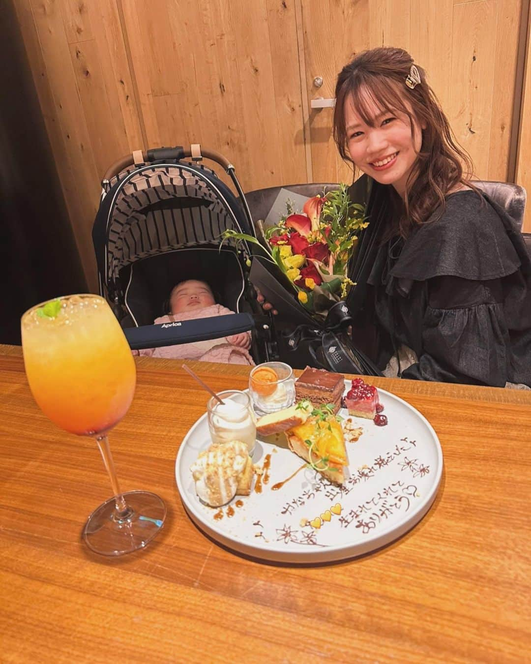 毛利佳納子さんのインスタグラム写真 - (毛利佳納子Instagram)「出産お疲れ様Dinner𓌉𓇋 ‎✩⸝⸝⸝* 旦那が連れていってくれた😭😭😭  「大切ななの👶を産んでくれてありがとう 出産がんばってくれて本当にありがとう」  乾杯する時にそう伝えてくれて 初っ端から泣いた😂😂😂  妊娠中にたくさん我慢したから！と 美味しい美味しいコース料理が😭✨ 落ち着けるようにと、今回は個室まで😳✨ おかげで授乳も寝かしつけもできたし、 なのはおりこうさんに過ごしてくれました♡  このお店は プロポーズしてくれた場所。  ここで婚約して、 6月10日に結婚して 1年後の6月10日に娘が生まれて、 そのお祝いで3人でここに戻ってきて。 なんという幸せ😭👼🏻💞    プロポーズの時にたくさん協力してくれた スタッフさん(一門さん)がいてくれたのですが、 なんと今回も一門さん御協力のもと コース終わりに ありがとうプレート、豪華な花束のサプライズ😭😭😭 まさかすぎて叫んだ😱😱💓  プレートの言葉に涙、 花束には大好きな黄色のお花と プロポーズの時と同じバラが、、🌹 ふみくーーんありがとううう😭😭😭 つわり、出産を乗り越えられたのは 確実にあなたの支えのおかげです🥲💓  お店を出る時に、なんと一門さんから 写真付き手書きメッセージカードと 花束の花言葉を書いたカードまでいただいた！ ここのお店本当に素敵すぎるの😭😭😭  大切な人にサプライズしたい方は ぜひ！ここのお店で、一門(いちかど)さん ご指名したら間違いないです🥹💓💓 (他のスタッフさんも全員いい人間違いないですが🫶)  あと夫婦YouTubeにプロポーズの時のこと 投稿してたんですけど、それ見て ここでプロポーズしたい！という問い合わせが たくさん来たらしく😳✨ 見てくださった方ありがとうございます😭✨ ただ、コロナの影響で プロポーズしてくれた チャペルは閉鎖されたみたいで😭😭😭 レストランはずっと残ってるので 披露宴にも使えるみたい🫶✨ 素敵なお店なのでぜひ行ってみてください！ 幸せすぎる時間をありがとうございました☺️✨  📍福岡県 中洲  on a table(オンアターブル)  @granadasuite_onatable       #サプライズ  #ディナー  #ディナーデート   #オンアターブル  #onatable  #福岡グルメ  #中洲   #夫婦  #デート  #出産祝い」11月29日 15時45分 - kanako_mouri