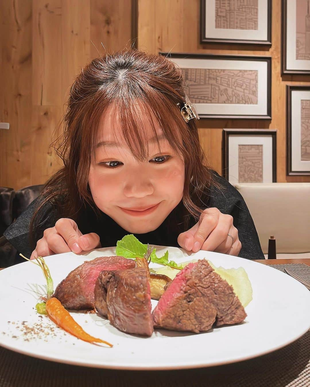 毛利佳納子さんのインスタグラム写真 - (毛利佳納子Instagram)「出産お疲れ様Dinner𓌉𓇋 ‎✩⸝⸝⸝* 旦那が連れていってくれた😭😭😭  「大切ななの👶を産んでくれてありがとう 出産がんばってくれて本当にありがとう」  乾杯する時にそう伝えてくれて 初っ端から泣いた😂😂😂  妊娠中にたくさん我慢したから！と 美味しい美味しいコース料理が😭✨ 落ち着けるようにと、今回は個室まで😳✨ おかげで授乳も寝かしつけもできたし、 なのはおりこうさんに過ごしてくれました♡  このお店は プロポーズしてくれた場所。  ここで婚約して、 6月10日に結婚して 1年後の6月10日に娘が生まれて、 そのお祝いで3人でここに戻ってきて。 なんという幸せ😭👼🏻💞    プロポーズの時にたくさん協力してくれた スタッフさん(一門さん)がいてくれたのですが、 なんと今回も一門さん御協力のもと コース終わりに ありがとうプレート、豪華な花束のサプライズ😭😭😭 まさかすぎて叫んだ😱😱💓  プレートの言葉に涙、 花束には大好きな黄色のお花と プロポーズの時と同じバラが、、🌹 ふみくーーんありがとううう😭😭😭 つわり、出産を乗り越えられたのは 確実にあなたの支えのおかげです🥲💓  お店を出る時に、なんと一門さんから 写真付き手書きメッセージカードと 花束の花言葉を書いたカードまでいただいた！ ここのお店本当に素敵すぎるの😭😭😭  大切な人にサプライズしたい方は ぜひ！ここのお店で、一門(いちかど)さん ご指名したら間違いないです🥹💓💓 (他のスタッフさんも全員いい人間違いないですが🫶)  あと夫婦YouTubeにプロポーズの時のこと 投稿してたんですけど、それ見て ここでプロポーズしたい！という問い合わせが たくさん来たらしく😳✨ 見てくださった方ありがとうございます😭✨ ただ、コロナの影響で プロポーズしてくれた チャペルは閉鎖されたみたいで😭😭😭 レストランはずっと残ってるので 披露宴にも使えるみたい🫶✨ 素敵なお店なのでぜひ行ってみてください！ 幸せすぎる時間をありがとうございました☺️✨  📍福岡県 中洲  on a table(オンアターブル)  @granadasuite_onatable       #サプライズ  #ディナー  #ディナーデート   #オンアターブル  #onatable  #福岡グルメ  #中洲   #夫婦  #デート  #出産祝い」11月29日 15時45分 - kanako_mouri