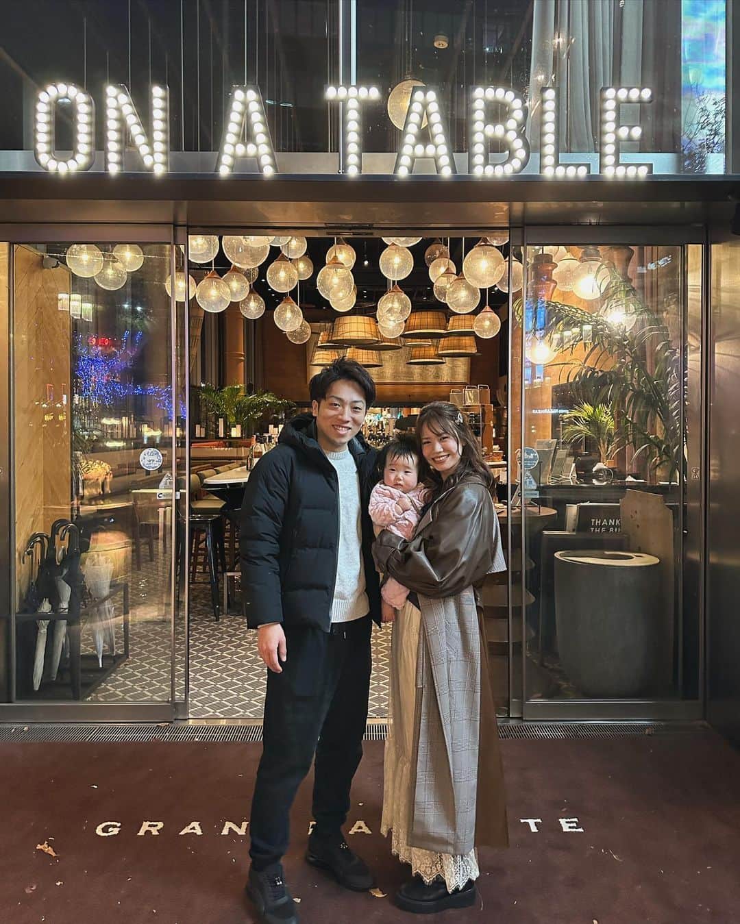 毛利佳納子さんのインスタグラム写真 - (毛利佳納子Instagram)「出産お疲れ様Dinner𓌉𓇋 ‎✩⸝⸝⸝* 旦那が連れていってくれた😭😭😭  「大切ななの👶を産んでくれてありがとう 出産がんばってくれて本当にありがとう」  乾杯する時にそう伝えてくれて 初っ端から泣いた😂😂😂  妊娠中にたくさん我慢したから！と 美味しい美味しいコース料理が😭✨ 落ち着けるようにと、今回は個室まで😳✨ おかげで授乳も寝かしつけもできたし、 なのはおりこうさんに過ごしてくれました♡  このお店は プロポーズしてくれた場所。  ここで婚約して、 6月10日に結婚して 1年後の6月10日に娘が生まれて、 そのお祝いで3人でここに戻ってきて。 なんという幸せ😭👼🏻💞    プロポーズの時にたくさん協力してくれた スタッフさん(一門さん)がいてくれたのですが、 なんと今回も一門さん御協力のもと コース終わりに ありがとうプレート、豪華な花束のサプライズ😭😭😭 まさかすぎて叫んだ😱😱💓  プレートの言葉に涙、 花束には大好きな黄色のお花と プロポーズの時と同じバラが、、🌹 ふみくーーんありがとううう😭😭😭 つわり、出産を乗り越えられたのは 確実にあなたの支えのおかげです🥲💓  お店を出る時に、なんと一門さんから 写真付き手書きメッセージカードと 花束の花言葉を書いたカードまでいただいた！ ここのお店本当に素敵すぎるの😭😭😭  大切な人にサプライズしたい方は ぜひ！ここのお店で、一門(いちかど)さん ご指名したら間違いないです🥹💓💓 (他のスタッフさんも全員いい人間違いないですが🫶)  あと夫婦YouTubeにプロポーズの時のこと 投稿してたんですけど、それ見て ここでプロポーズしたい！という問い合わせが たくさん来たらしく😳✨ 見てくださった方ありがとうございます😭✨ ただ、コロナの影響で プロポーズしてくれた チャペルは閉鎖されたみたいで😭😭😭 レストランはずっと残ってるので 披露宴にも使えるみたい🫶✨ 素敵なお店なのでぜひ行ってみてください！ 幸せすぎる時間をありがとうございました☺️✨  📍福岡県 中洲  on a table(オンアターブル)  @granadasuite_onatable       #サプライズ  #ディナー  #ディナーデート   #オンアターブル  #onatable  #福岡グルメ  #中洲   #夫婦  #デート  #出産祝い」11月29日 15時45分 - kanako_mouri