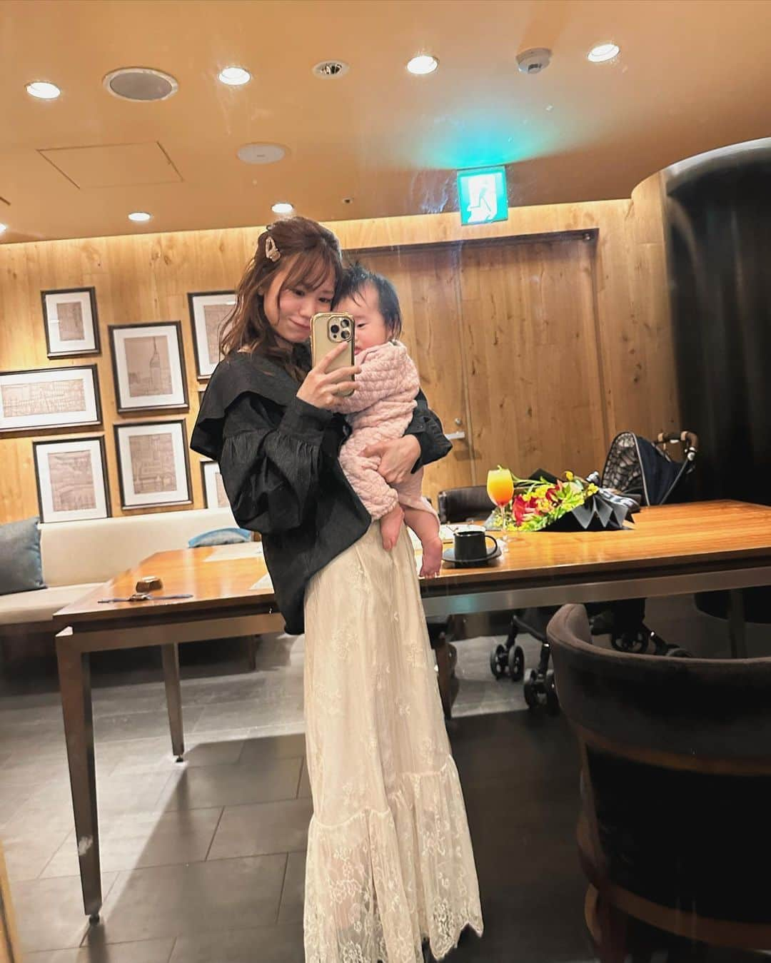 毛利佳納子さんのインスタグラム写真 - (毛利佳納子Instagram)「出産お疲れ様Dinner𓌉𓇋 ‎✩⸝⸝⸝* 旦那が連れていってくれた😭😭😭  「大切ななの👶を産んでくれてありがとう 出産がんばってくれて本当にありがとう」  乾杯する時にそう伝えてくれて 初っ端から泣いた😂😂😂  妊娠中にたくさん我慢したから！と 美味しい美味しいコース料理が😭✨ 落ち着けるようにと、今回は個室まで😳✨ おかげで授乳も寝かしつけもできたし、 なのはおりこうさんに過ごしてくれました♡  このお店は プロポーズしてくれた場所。  ここで婚約して、 6月10日に結婚して 1年後の6月10日に娘が生まれて、 そのお祝いで3人でここに戻ってきて。 なんという幸せ😭👼🏻💞    プロポーズの時にたくさん協力してくれた スタッフさん(一門さん)がいてくれたのですが、 なんと今回も一門さん御協力のもと コース終わりに ありがとうプレート、豪華な花束のサプライズ😭😭😭 まさかすぎて叫んだ😱😱💓  プレートの言葉に涙、 花束には大好きな黄色のお花と プロポーズの時と同じバラが、、🌹 ふみくーーんありがとううう😭😭😭 つわり、出産を乗り越えられたのは 確実にあなたの支えのおかげです🥲💓  お店を出る時に、なんと一門さんから 写真付き手書きメッセージカードと 花束の花言葉を書いたカードまでいただいた！ ここのお店本当に素敵すぎるの😭😭😭  大切な人にサプライズしたい方は ぜひ！ここのお店で、一門(いちかど)さん ご指名したら間違いないです🥹💓💓 (他のスタッフさんも全員いい人間違いないですが🫶)  あと夫婦YouTubeにプロポーズの時のこと 投稿してたんですけど、それ見て ここでプロポーズしたい！という問い合わせが たくさん来たらしく😳✨ 見てくださった方ありがとうございます😭✨ ただ、コロナの影響で プロポーズしてくれた チャペルは閉鎖されたみたいで😭😭😭 レストランはずっと残ってるので 披露宴にも使えるみたい🫶✨ 素敵なお店なのでぜひ行ってみてください！ 幸せすぎる時間をありがとうございました☺️✨  📍福岡県 中洲  on a table(オンアターブル)  @granadasuite_onatable       #サプライズ  #ディナー  #ディナーデート   #オンアターブル  #onatable  #福岡グルメ  #中洲   #夫婦  #デート  #出産祝い」11月29日 15時45分 - kanako_mouri