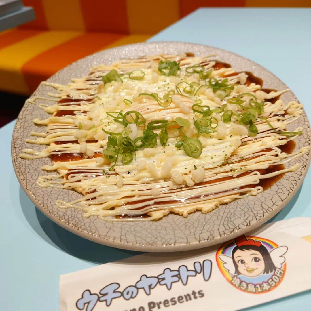 高井俊彦さんのインスタグラム写真 - (高井俊彦Instagram)「昨日11/28OPEN💐‼️‼️‼️ アメリカ村のど真ん中、BIG STEPの斜め前にカラフルな派手なビルなのですぐ分かります🙌 #misono @misono_koda_official  プロデュースの焼鳥屋 #ウチのヤキトリ @misono_presents_uchinoyakitori   安旨絶品焼鳥とりだんグループ @toridangroup  なので焼鳥マジでうんまい😍⤴️⤴️⤴️  メニューはどれも美味しいし〜🤗 店内もお皿もオシャレ〜〜〜💓  奇跡的にmisonoさんにも逢えたぁ〜😆‼️ 夜中１：００まで営業されているので皆さんホントおすすめです👌」11月29日 15時46分 - takai_toshihiko