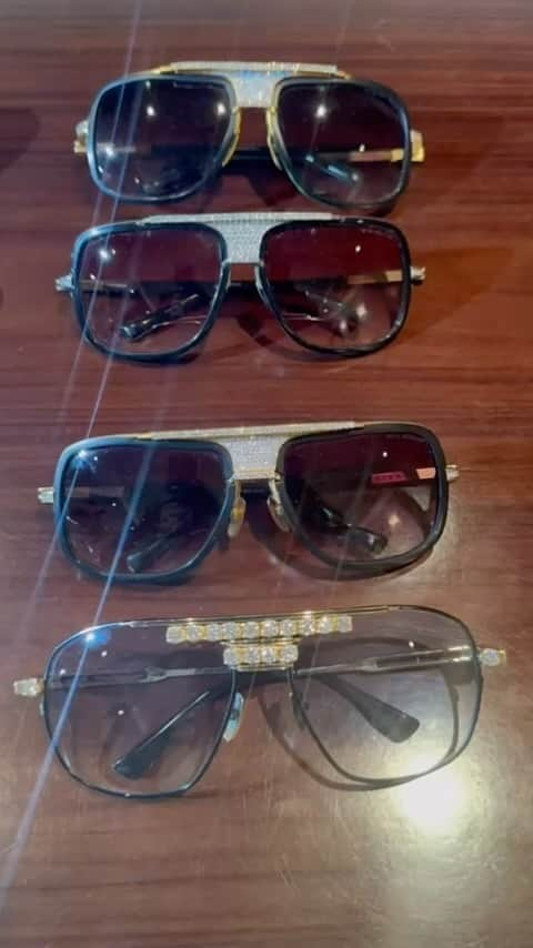 フロイド・メイウェザー・ジュニアのインスタグラム：「Traveling for 2 weeks so I brought 14 pair of shades to peep the haters. They always said karats are good for vision.」