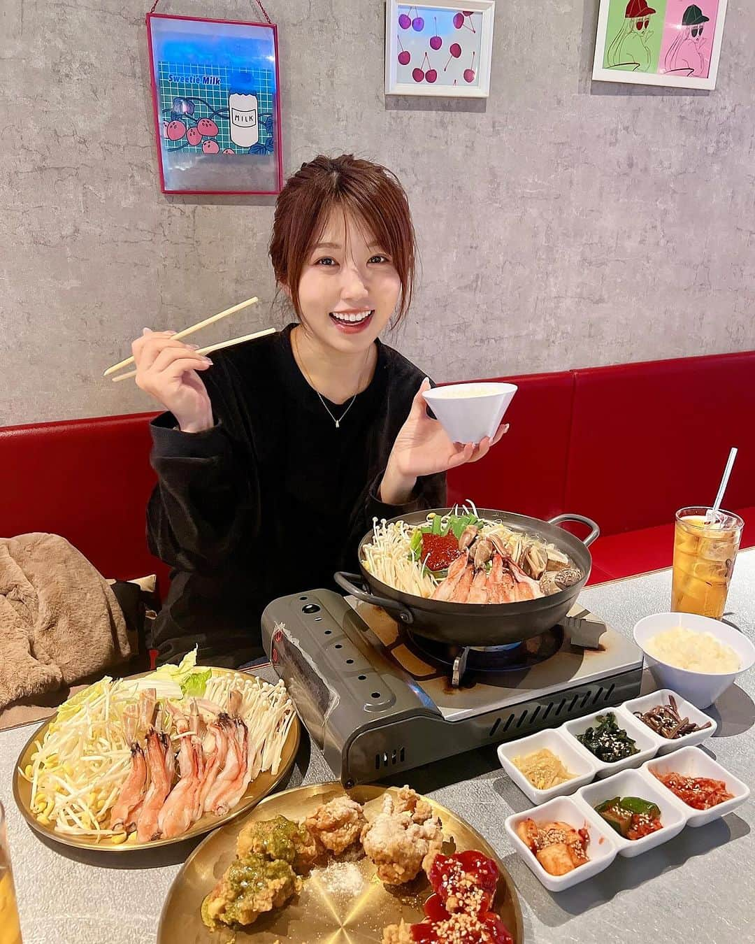 リナフランチェスカのインスタグラム：「梅田でカニ食べ放題🦀 可愛い韓国料理屋さんでカニ食べ放題コースがスタート💗  食べ放題はカニ鍋以外にも色々あって、 キムチ、ナムル盛り合わせ、チキン（8種類）、ポテト（4種類）など！ お腹も満足な内容です🍚🦀  4,500円（税込）でこの内容は人気になりそう…！ ※金曜日、祝前日ディナー土日祝日週末料金+550円 ※12/17～年末料金+550円    入る前の入口からワクワクなニューウェーブ！（最後の動画見て）  店員さんも可愛くて親切丁寧で、また来たくなるお店でした☺️     ✼••┈┈┈┈••✼••┈┈┈┈••✼   🏠 ウメダニューウェーブ 🔗 @umeda.newwave  📍 〒530-0027 大阪府大阪市北区堂山町１−１４ こだまレジャービル ４階 🚃 梅田、大阪、東梅田   ✼••┈┈┈┈••✼••┈┈┈┈••✼     #ウメダニューウェーブ #梅田グルメ #梅田ディナー #梅田食べ放題 #梅田飲み #梅田韓国料理 #梅田居酒屋 #梅田カニ料理 #梅田カニ #梅田蟹 #大阪グルメ #大阪食べ放題 #大阪韓国料理 #大阪ディナー #大阪飲み #大阪居酒屋 #東梅田グルメ #東梅田居酒屋 #東梅田食べ放題 #東通り商店街 #東通りグルメ」