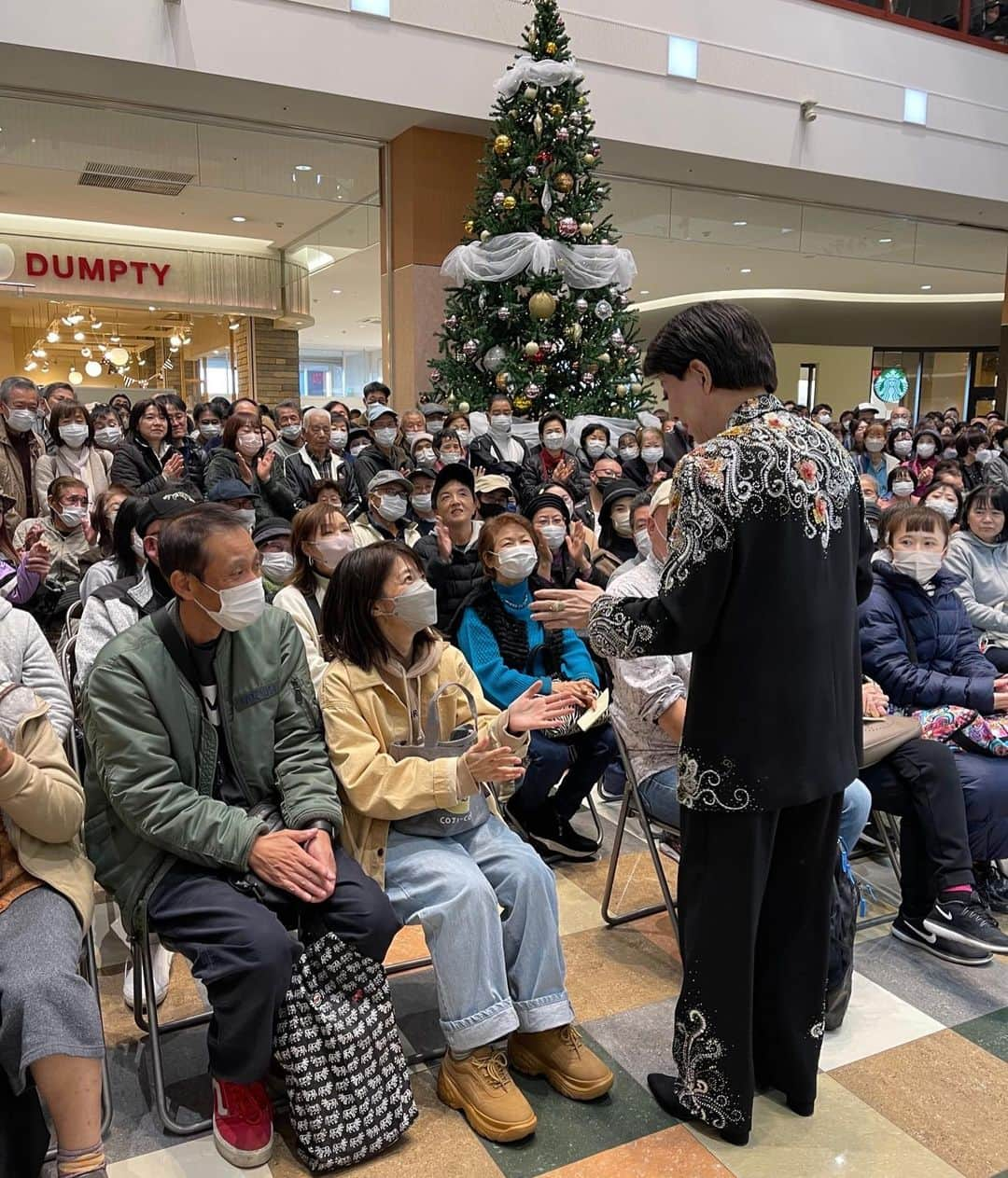 美川憲一さんのインスタグラム写真 - (美川憲一Instagram)「ど～も～ 美川よ～  先日行われた、 東松山での 新曲キャンペーンの 写真よ～  回を重ねる毎に 小さいお子様が増えている気がするわね～ どうしたのかしら？？？  そうそう、 久しぶりに会った女の子が 感動して固まった後に泣いちゃったのよ～ 美川が驚かしたんじゃないわよ笑 お手紙まで持ってきてくれたのよ〜  明日11/30(木)は、 大竹まことゴールデンラジオへ 生出演するわよ～ 13:00から文化放送よ～ 美川は、14時過ぎに登場するわよ～  年内最後の新曲キャンペーンは、 12/2(土)イオンタウン守谷よ～ お近くの方は、是非美川を観に来てね～  #美川憲一 #新曲キャンペーン #ふたつの愛 #大竹まことゴールデンラジオ #大竹まこと #美川と子供 #歌いつづける #さそり座の女」11月29日 16時05分 - kenichimikawa_official