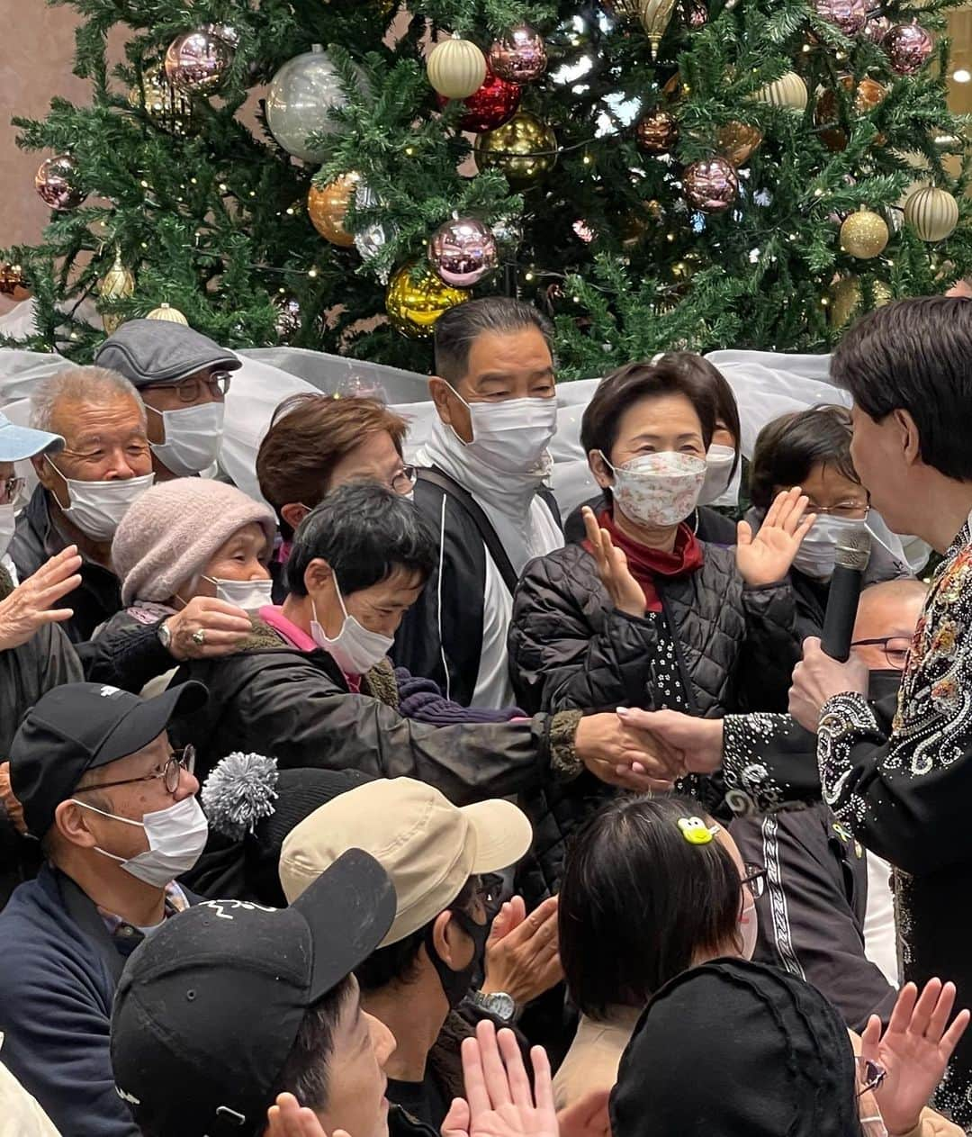 美川憲一さんのインスタグラム写真 - (美川憲一Instagram)「ど～も～ 美川よ～  先日行われた、 東松山での 新曲キャンペーンの 写真よ～  回を重ねる毎に 小さいお子様が増えている気がするわね～ どうしたのかしら？？？  そうそう、 久しぶりに会った女の子が 感動して固まった後に泣いちゃったのよ～ 美川が驚かしたんじゃないわよ笑 お手紙まで持ってきてくれたのよ〜  明日11/30(木)は、 大竹まことゴールデンラジオへ 生出演するわよ～ 13:00から文化放送よ～ 美川は、14時過ぎに登場するわよ～  年内最後の新曲キャンペーンは、 12/2(土)イオンタウン守谷よ～ お近くの方は、是非美川を観に来てね～  #美川憲一 #新曲キャンペーン #ふたつの愛 #大竹まことゴールデンラジオ #大竹まこと #美川と子供 #歌いつづける #さそり座の女」11月29日 16時05分 - kenichimikawa_official