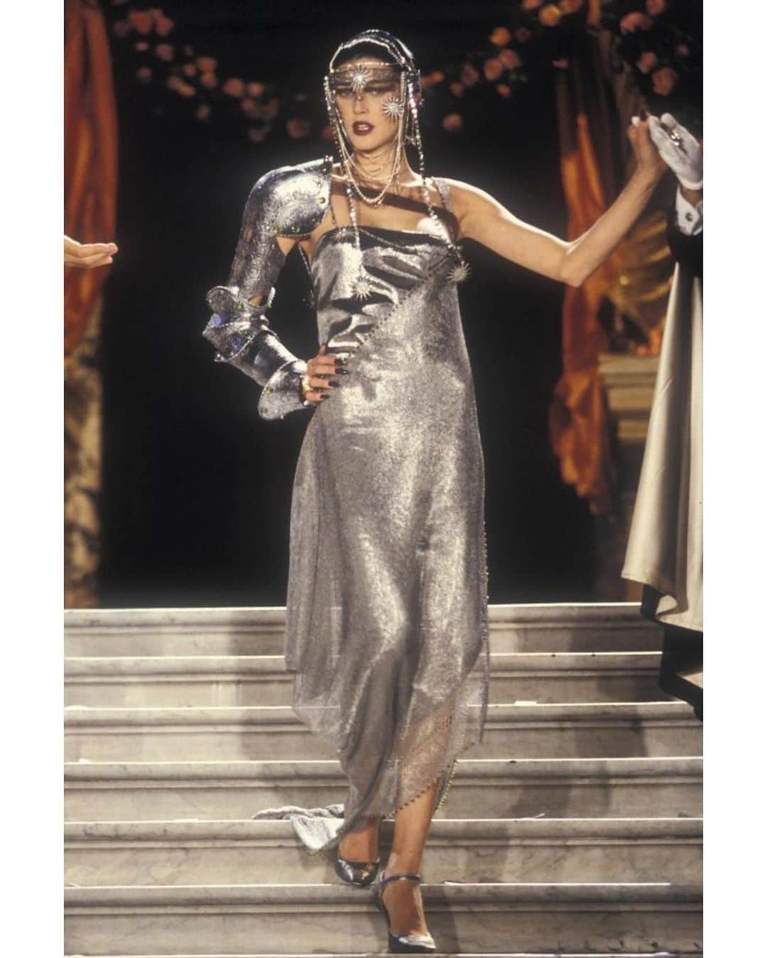 スティーブンジョーンズさんのインスタグラム写真 - (スティーブンジョーンズInstagram)「SJ headdress. Repost from @thevampireswardrobe • 🗡️⛓️This look from Dior Spring Couture 1998 ⛓️🗡️ Makes me 🤤 every time⛓️ . . . This page is curated by @kissesofthefemmefatale ⛓️ Backup @thevampireswardrobe_vintage 🦇 . . . #dior #christiansior #diorbygalliano #witchyvibes #goth #gothic #gothfashion #gothstyle #gothaesthetic #gothicstyle #gothicfashion #gothicaesthetic #armour」11月29日 15時58分 - stephenjonesmillinery