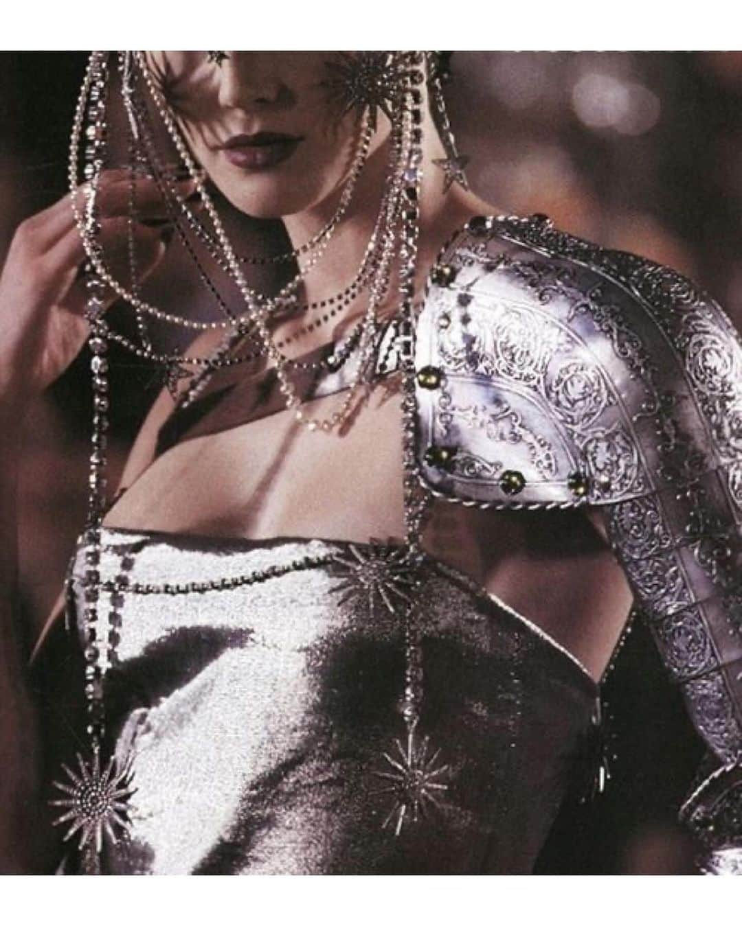 スティーブンジョーンズさんのインスタグラム写真 - (スティーブンジョーンズInstagram)「SJ headdress. Repost from @thevampireswardrobe • 🗡️⛓️This look from Dior Spring Couture 1998 ⛓️🗡️ Makes me 🤤 every time⛓️ . . . This page is curated by @kissesofthefemmefatale ⛓️ Backup @thevampireswardrobe_vintage 🦇 . . . #dior #christiansior #diorbygalliano #witchyvibes #goth #gothic #gothfashion #gothstyle #gothaesthetic #gothicstyle #gothicfashion #gothicaesthetic #armour」11月29日 15時58分 - stephenjonesmillinery