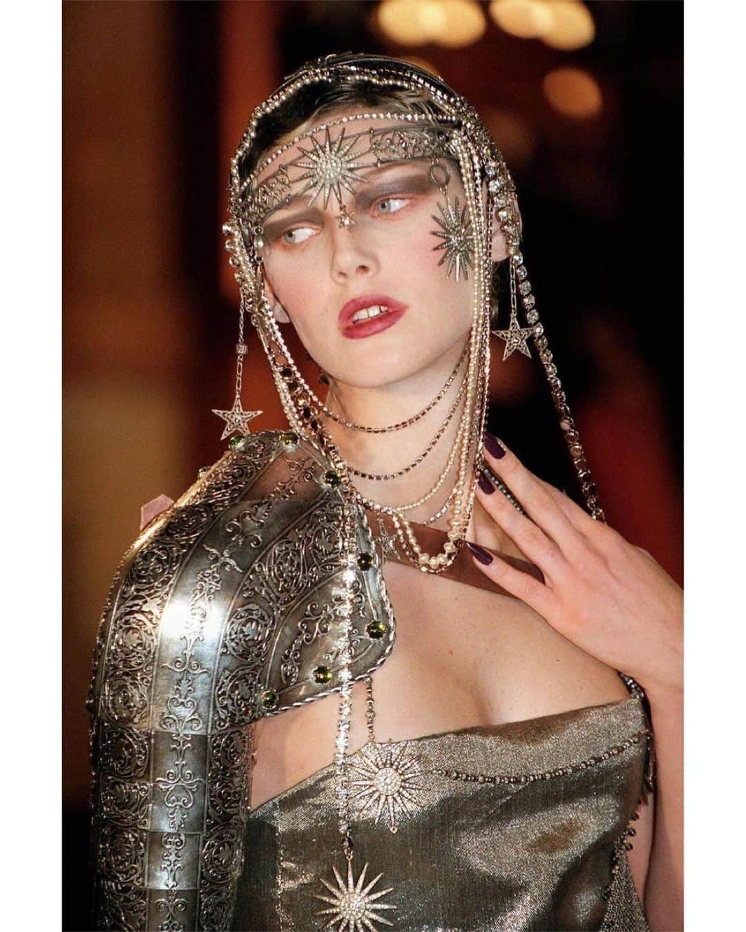 スティーブンジョーンズのインスタグラム：「SJ headdress. Repost from @thevampireswardrobe • 🗡️⛓️This look from Dior Spring Couture 1998 ⛓️🗡️ Makes me 🤤 every time⛓️ . . . This page is curated by @kissesofthefemmefatale ⛓️ Backup @thevampireswardrobe_vintage 🦇 . . . #dior #christiansior #diorbygalliano #witchyvibes #goth #gothic #gothfashion #gothstyle #gothaesthetic #gothicstyle #gothicfashion #gothicaesthetic #armour」
