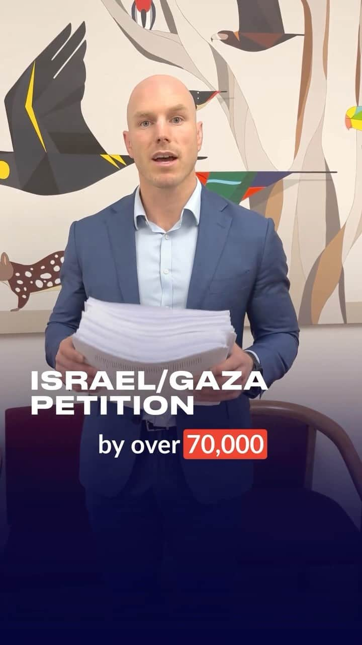 デビッド・ポーコックのインスタグラム：「Today I tabled a petition from humanitarian organisations that has been signed by 70,000 Australians.  It calls for a permanent ceasefire in Gaza, release of all hostages and an urgent increase in humanitarian assistance.  Winter is approaching in Gaza. The health system and humanitarian infrastructure has collapsed. Aid organisations are struggling to access all those who need help. World leaders must step up and advocate for a path to peace and a lasting solution.」